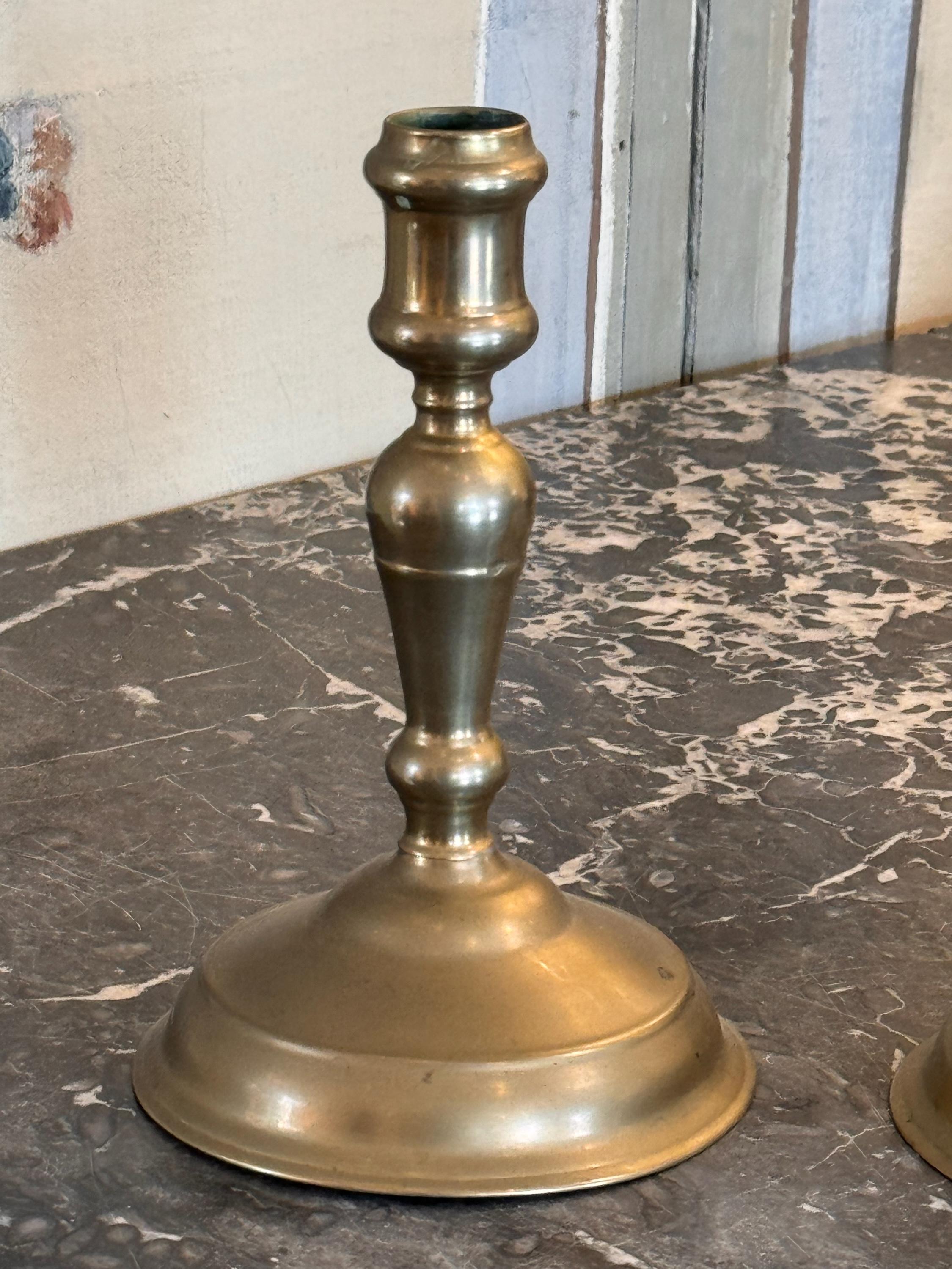 Coppia di candelieri in ottone del XIX secolo In condizioni buone in vendita a Charlottesville, VA