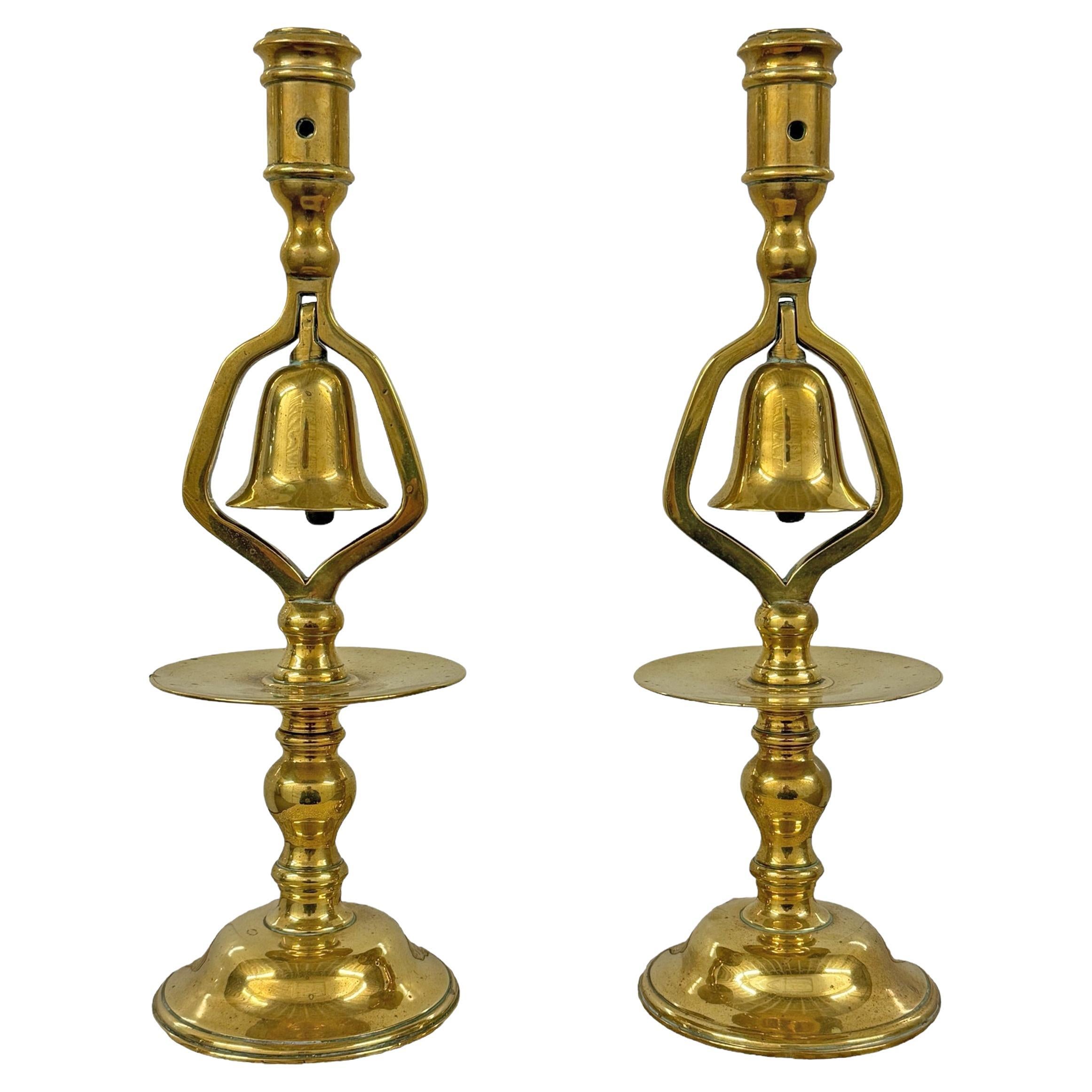 Paar Kerzenständer aus Messing des 19. Jahrhunderts mit Glocken