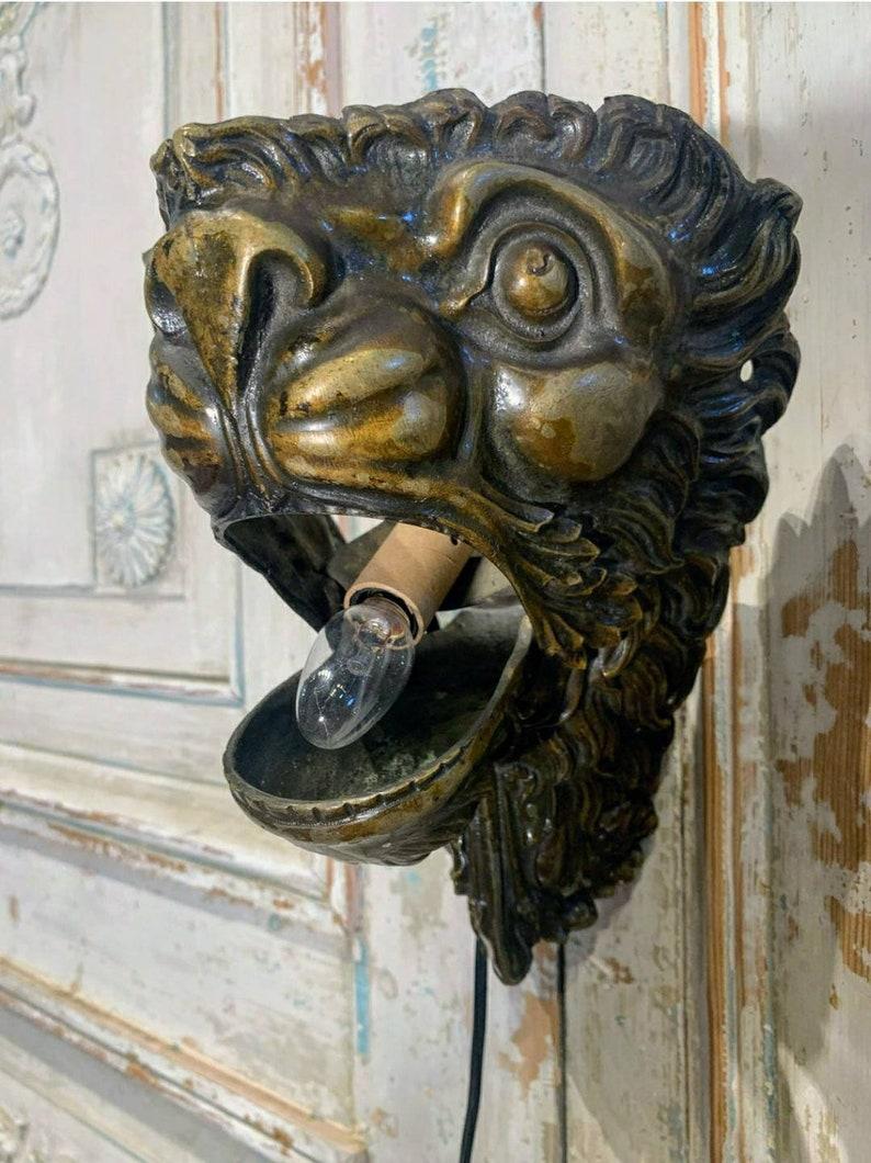 Paire d'appliques murales électrifiées à tête de lion en laiton du 19ème siècle Bon état - En vente à Forney, TX