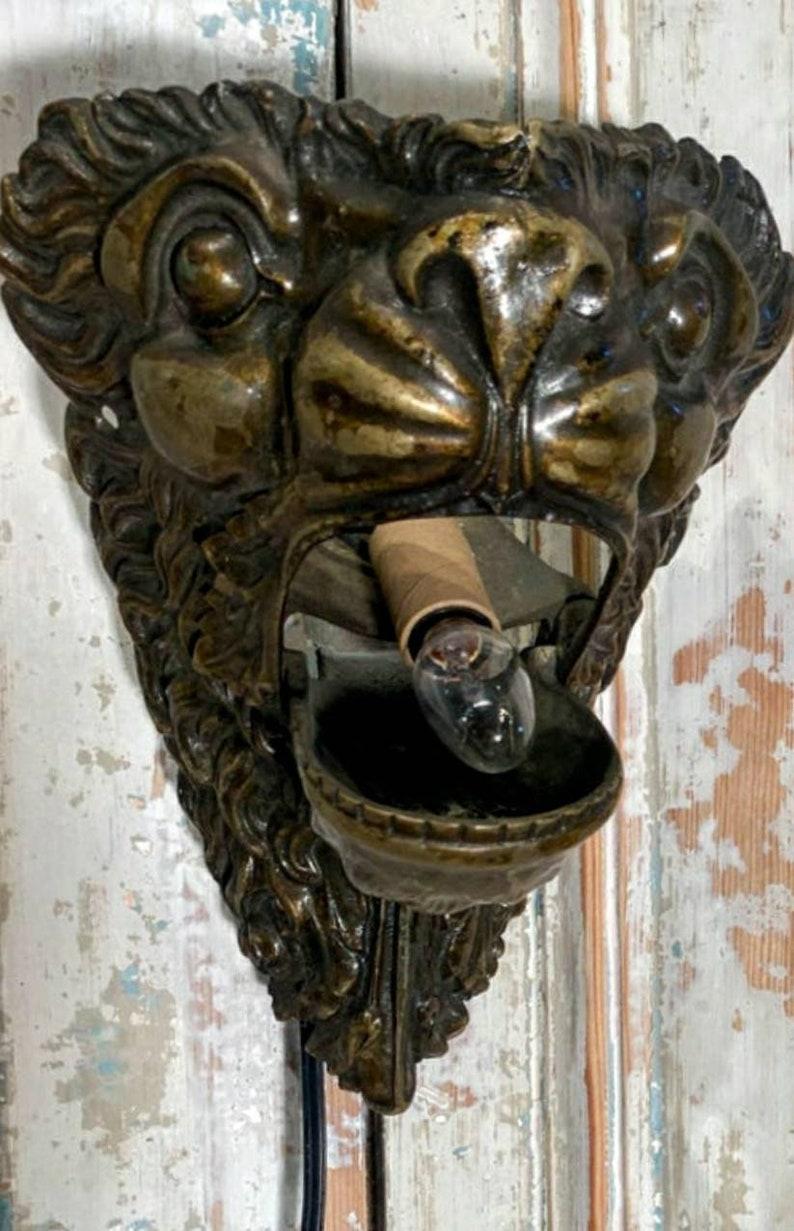 Laiton Paire d'appliques murales électrifiées à tête de lion en laiton du 19ème siècle en vente