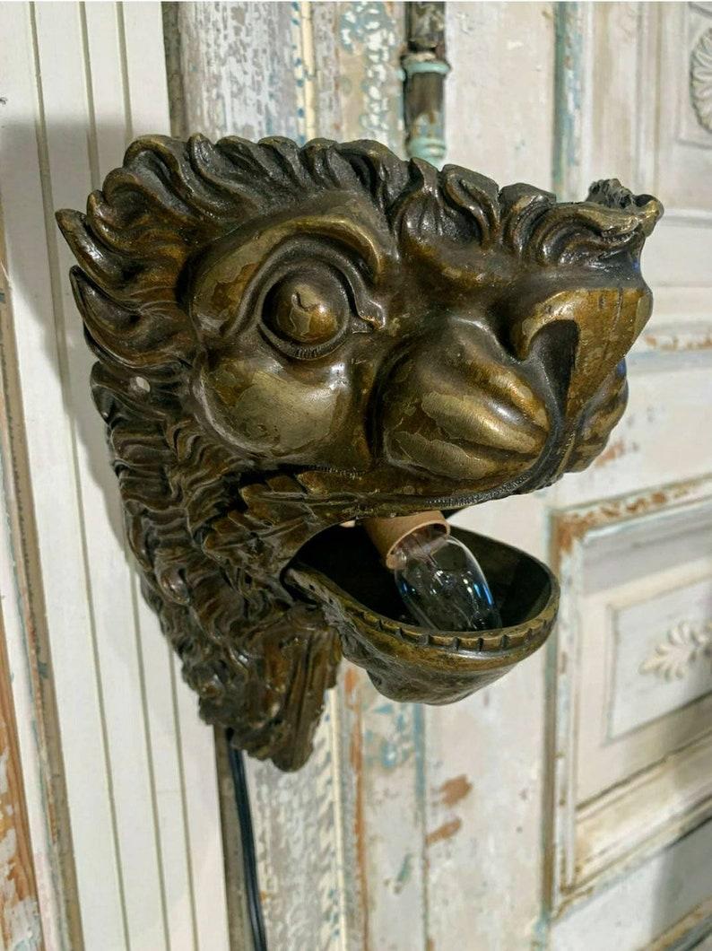 Paire d'appliques murales électrifiées à tête de lion en laiton du 19ème siècle en vente 1