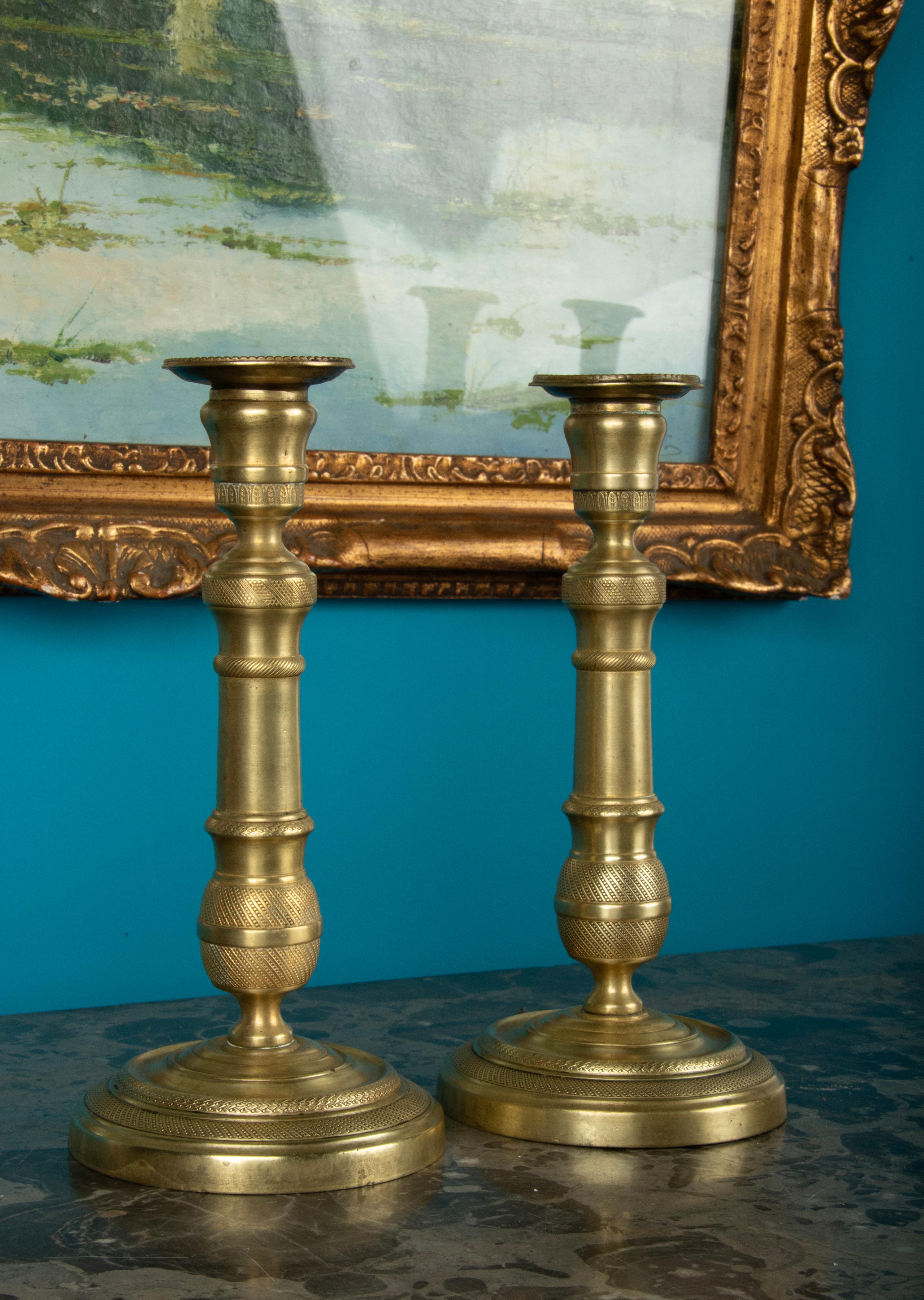 Paar Kerzenständer aus Messing im Louis-XVI.-Stil des 19. Jahrhunderts im Angebot 6
