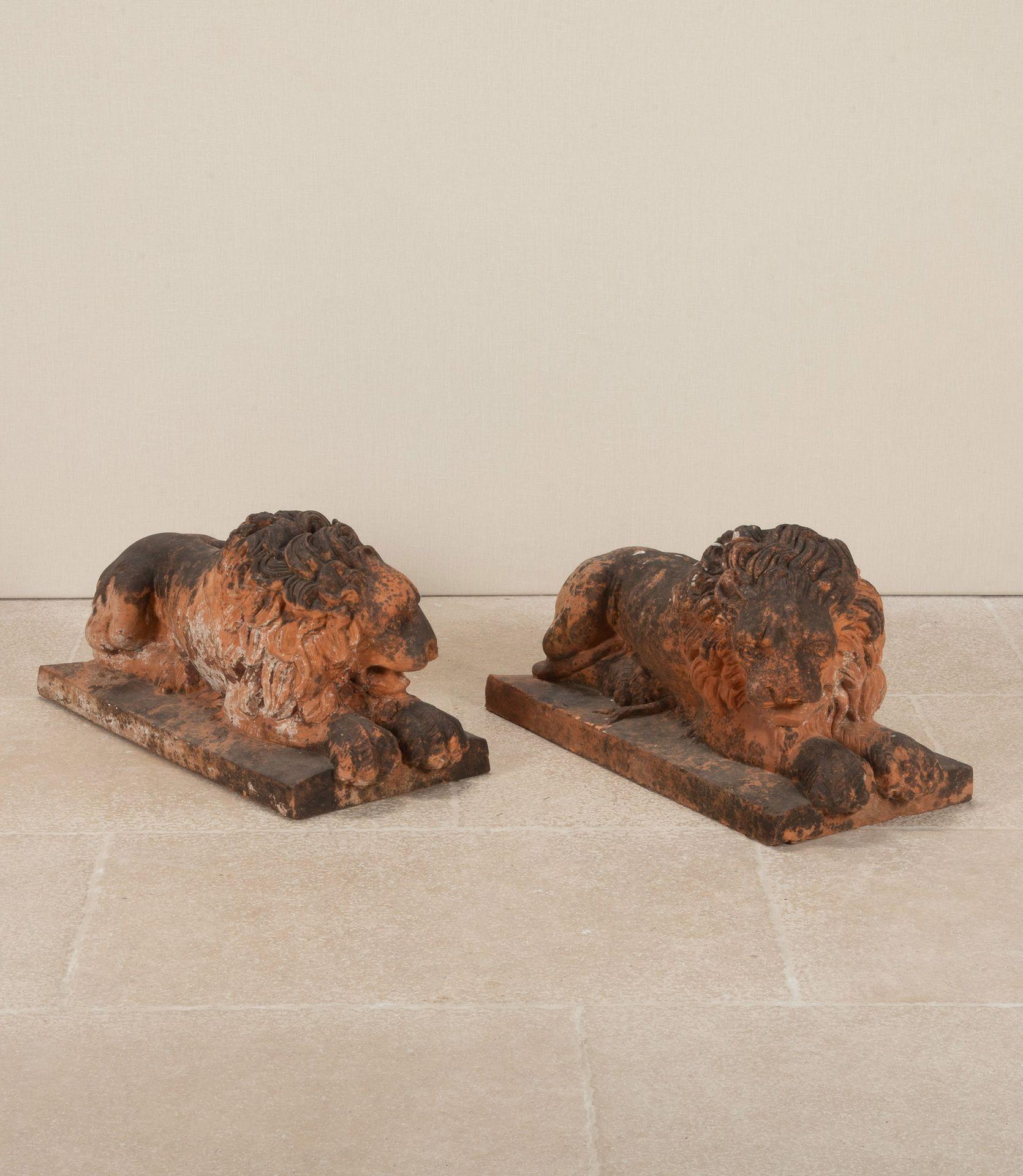Paire de lions couchés en terre cuite, de bonne taille et en bon état. Circa 1860 et estampillé 'PHILLIPS, W.S.MARE'. Les usines de Phillips ont été actives entre 1847 et 1970, et sont devenues par la suite les Royal Potteries.
