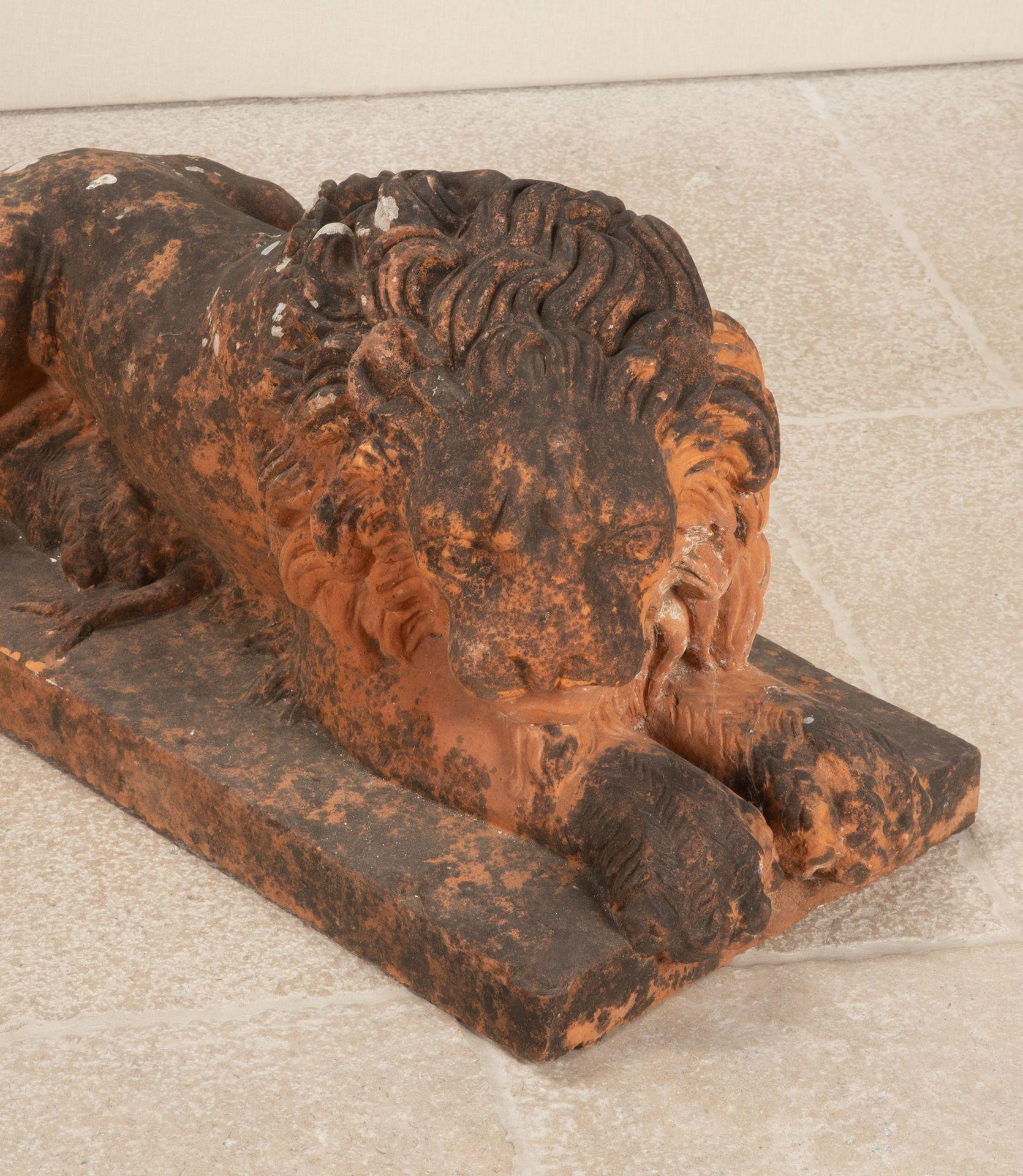 Britannique Paire de lions couchés en terre cuite britannique du 19e siècle en vente