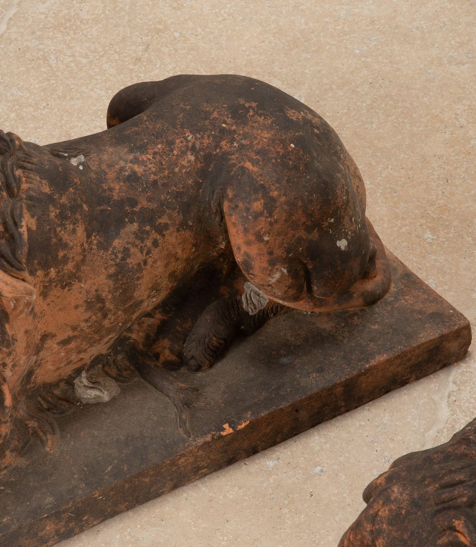 Terre cuite Paire de lions couchés en terre cuite britannique du 19e siècle en vente