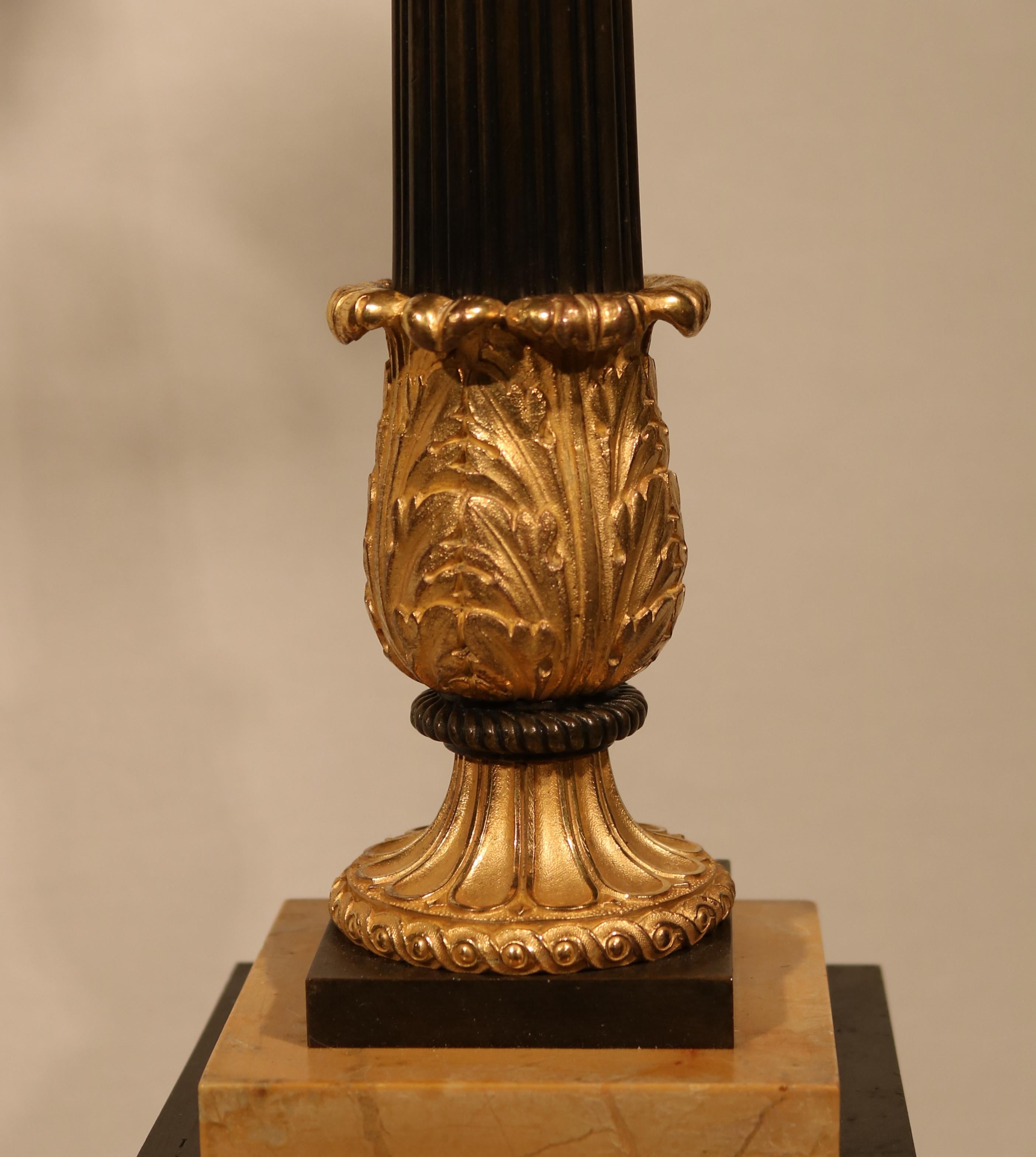 Anglais Paire de candélabres à 5 lumières en bronze et bronze doré du 19ème siècle en vente