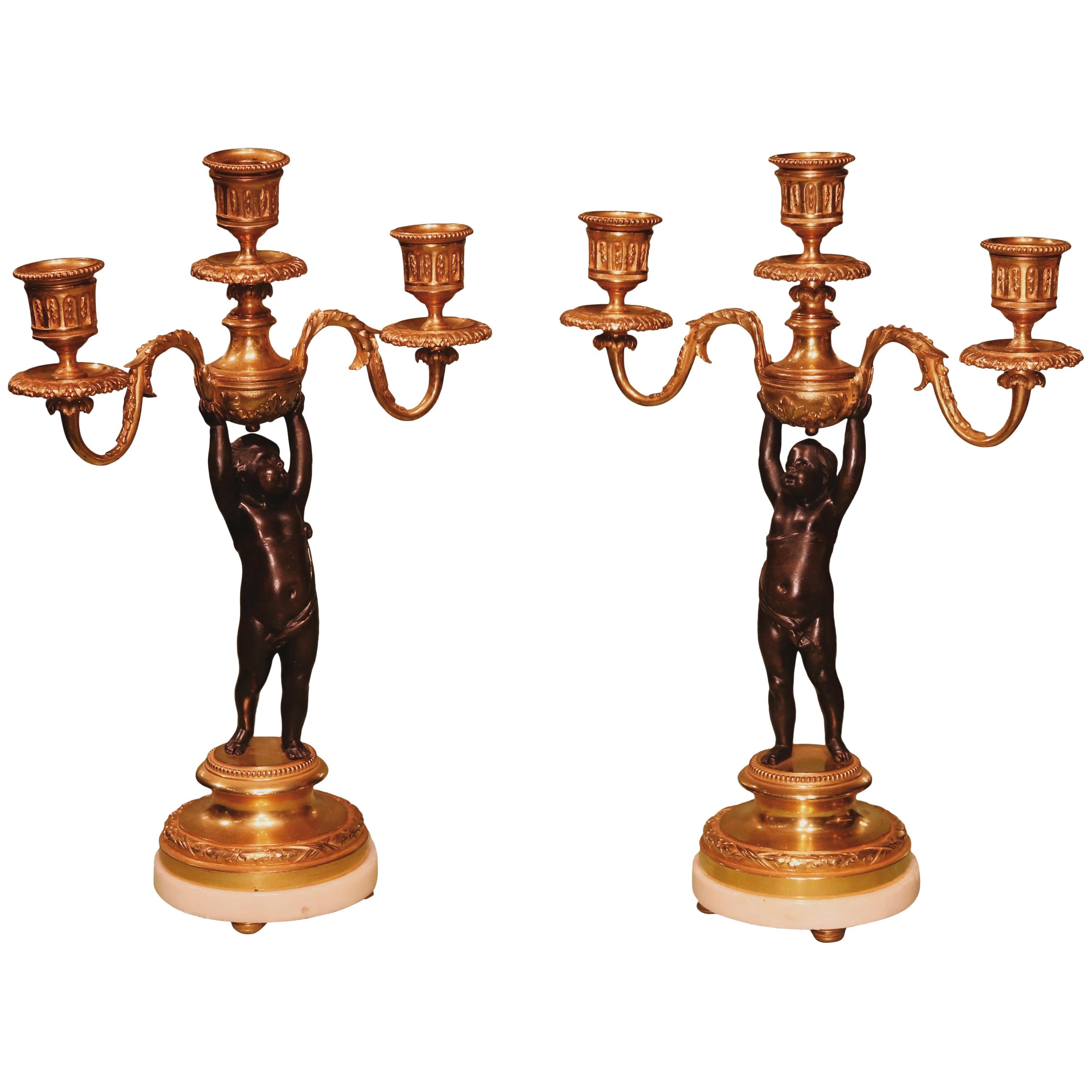 Paar dreiflammige Cherub-Kandelaber aus Bronze und Goldbronze des 19. Jahrhunderts