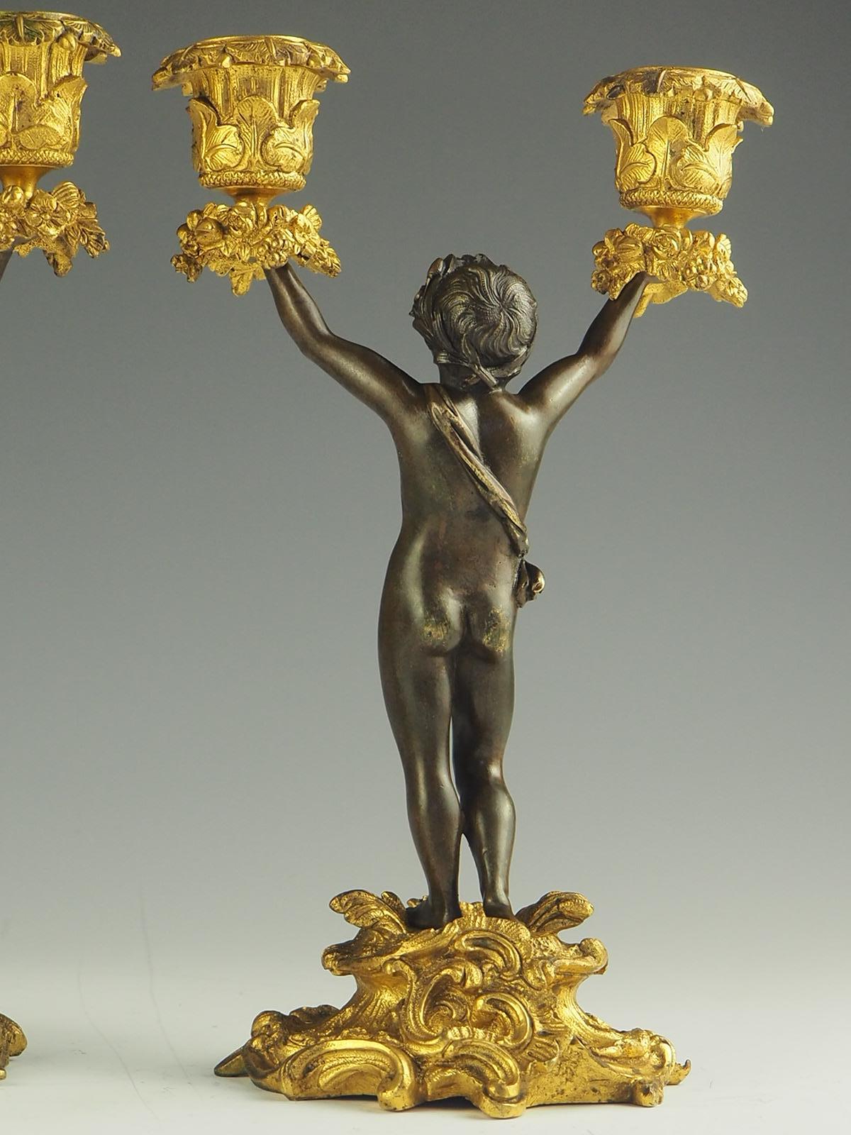 Coppia di candelabri a due luci Cherubino in bronzo e ormolu del XIX secolo in vendita 7