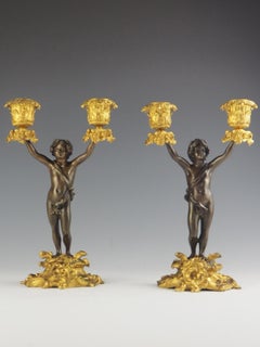 Paar Cherub-Kandelaber aus Bronze und Goldbronze des 19. Jahrhunderts mit zwei Lichtern