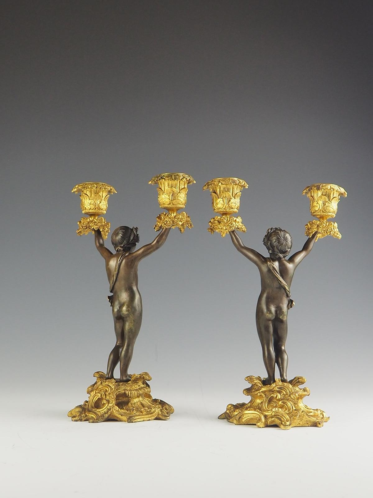 Bronzo Coppia di candelabri a due luci Cherubino in bronzo e ormolu del XIX secolo in vendita