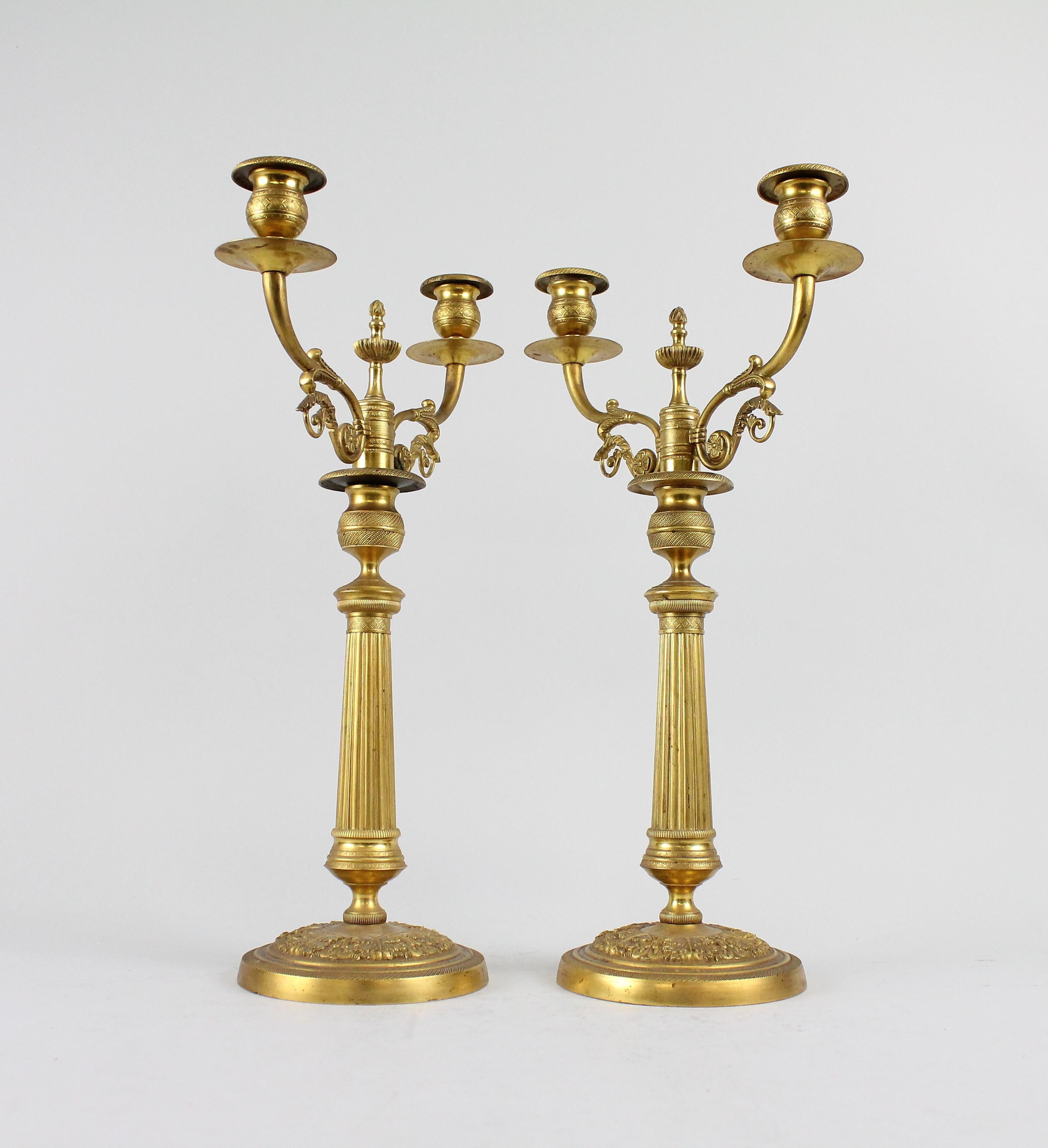 Paar Bronze-Kandelaber des 19. Jahrhunderts. im Angebot 7