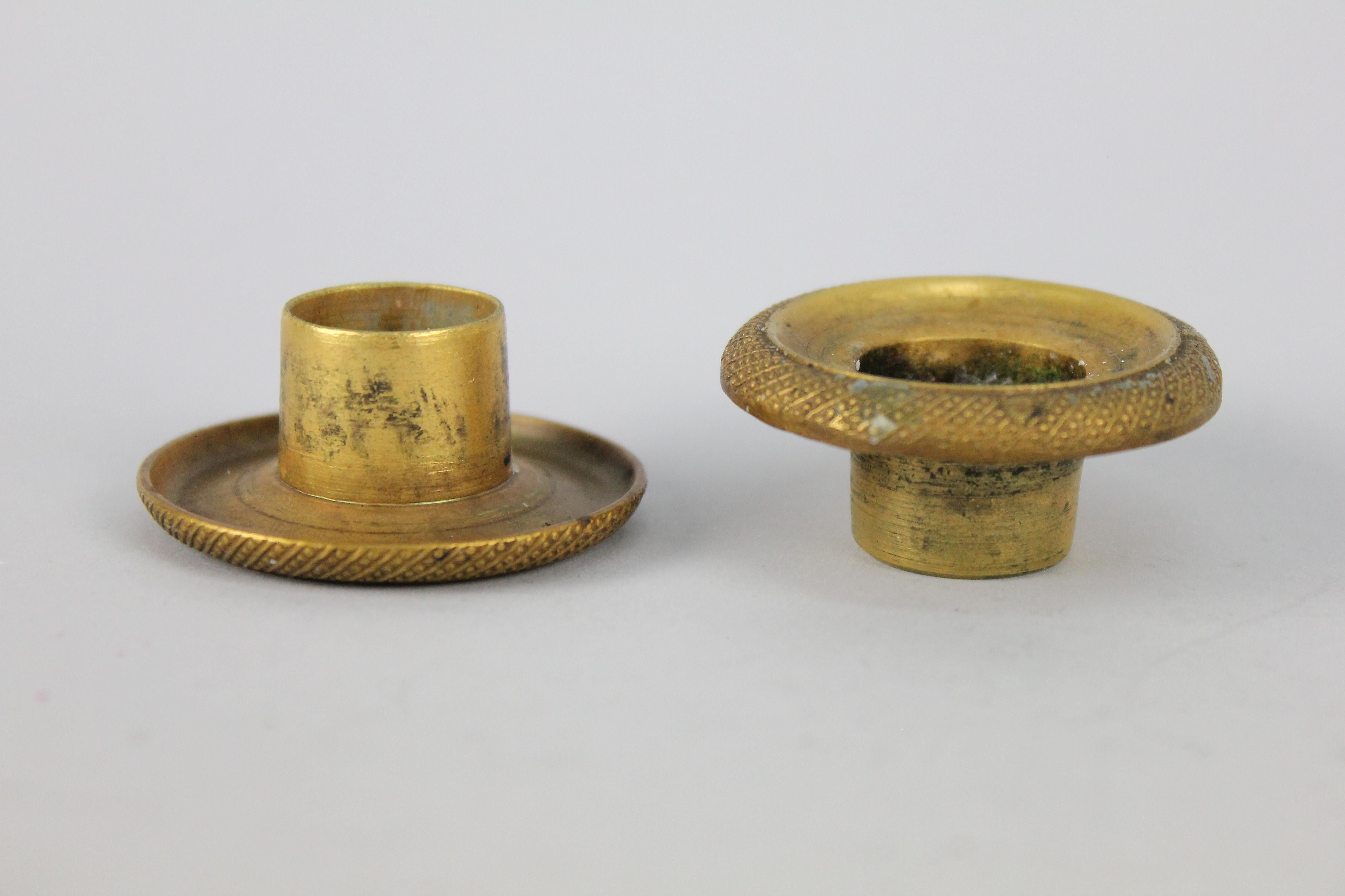 Paar Bronze-Kandelaber des 19. Jahrhunderts. im Angebot 11