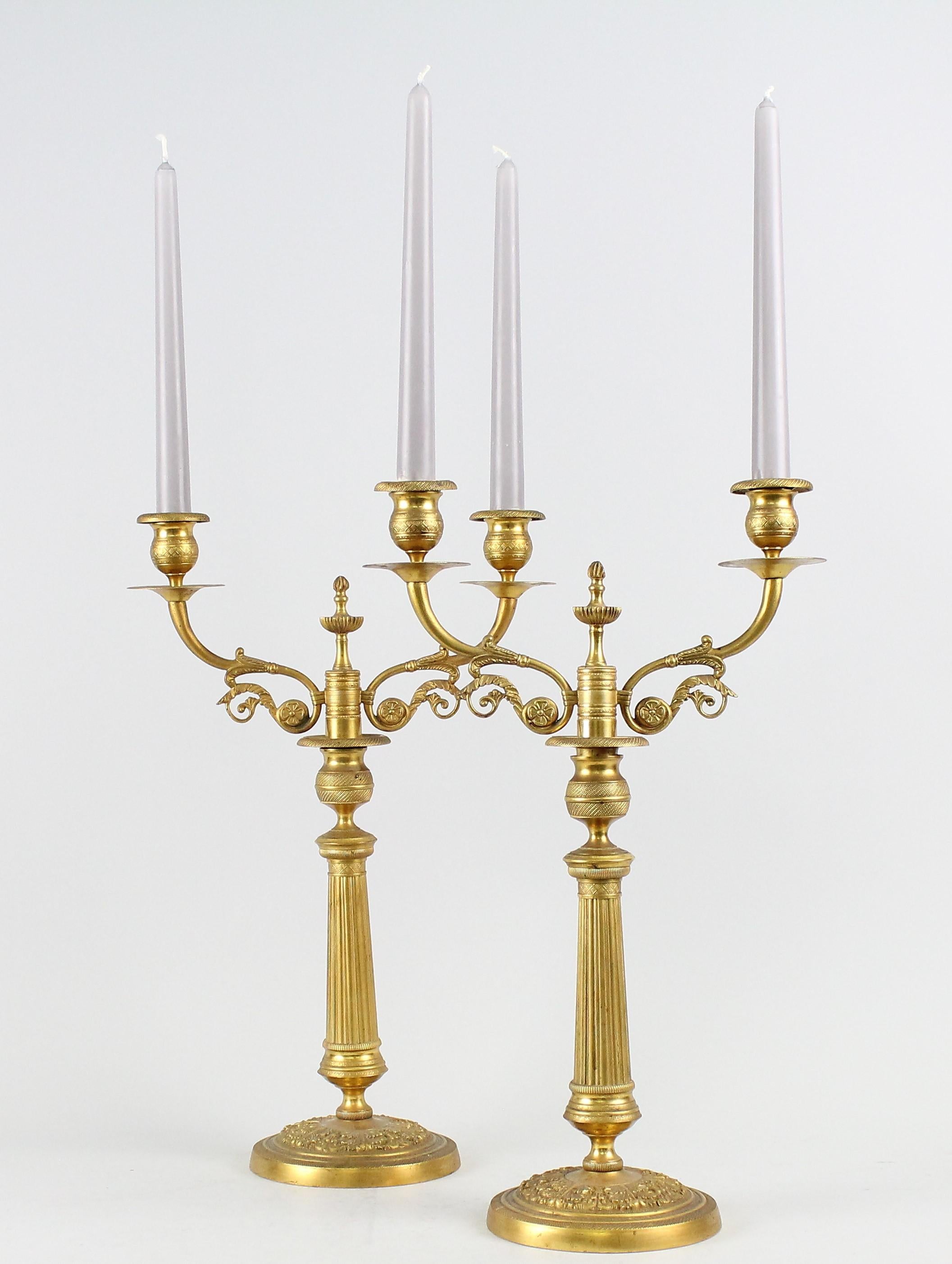 Ein Paar europäische bronzevergoldete Kandelaber aus der Mitte des 19.
Für je zwei Kerzen. Sehr schöner Originalzustand. 
