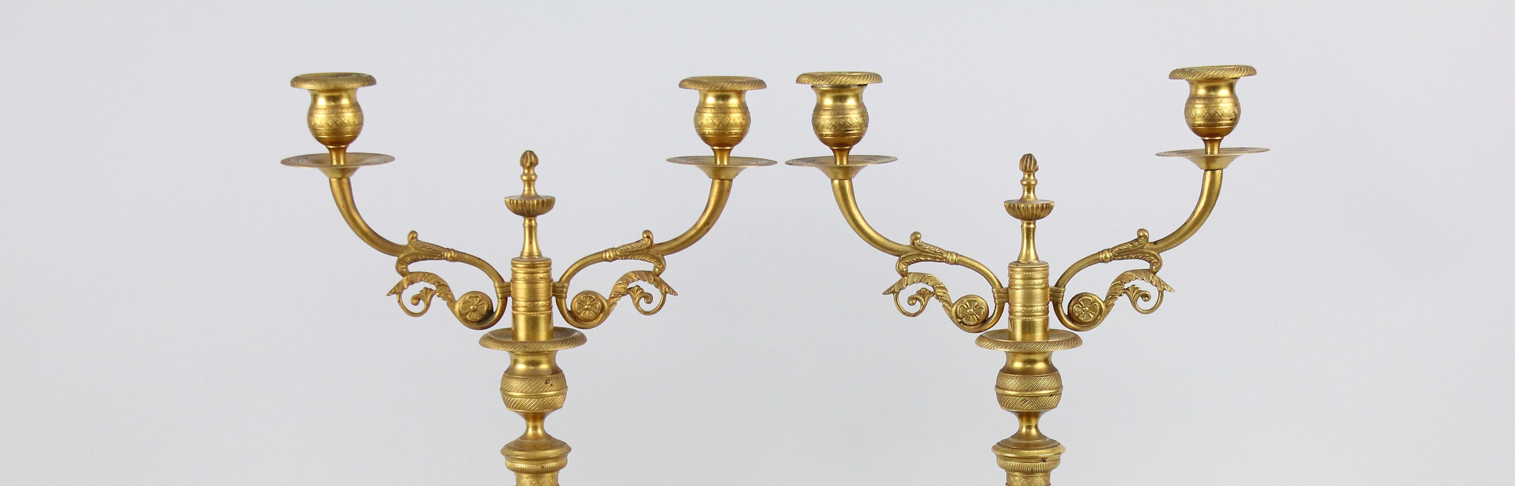 Paar Bronze-Kandelaber des 19. Jahrhunderts. (Vergoldet) im Angebot