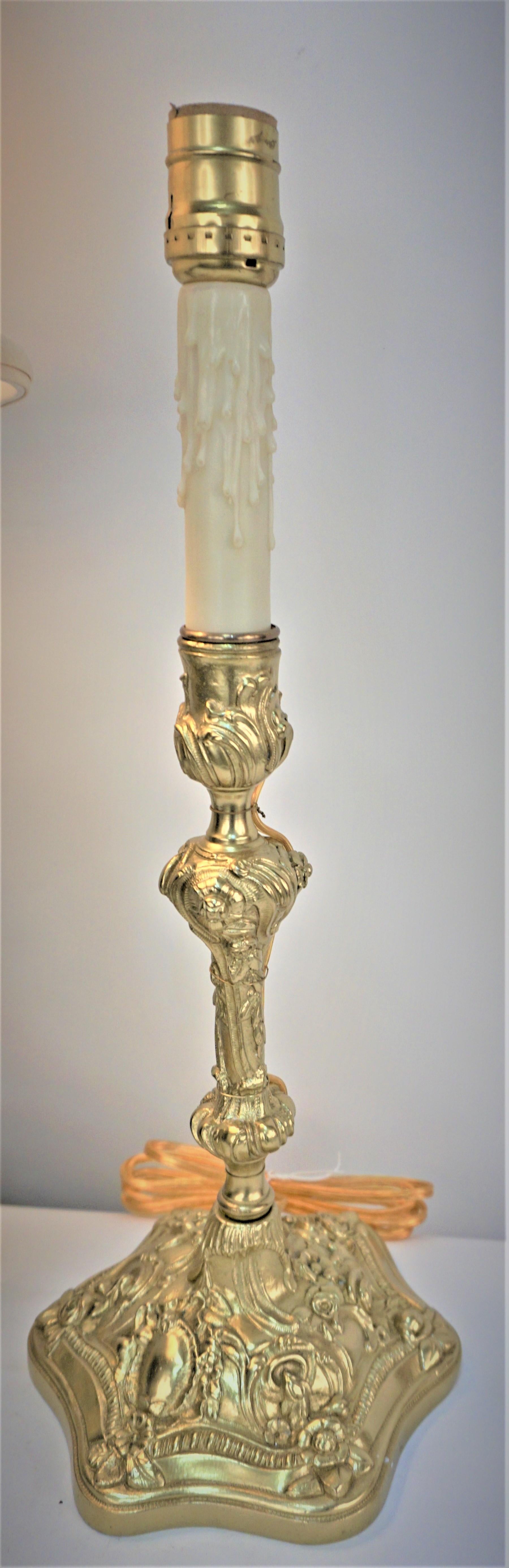 Paire de chandeliers en bronze du 19ème siècle qui ont été électrifiés en lampes de table et équipés d'abat-jour en soie.
Les mesures incluent l'abat-jour. 