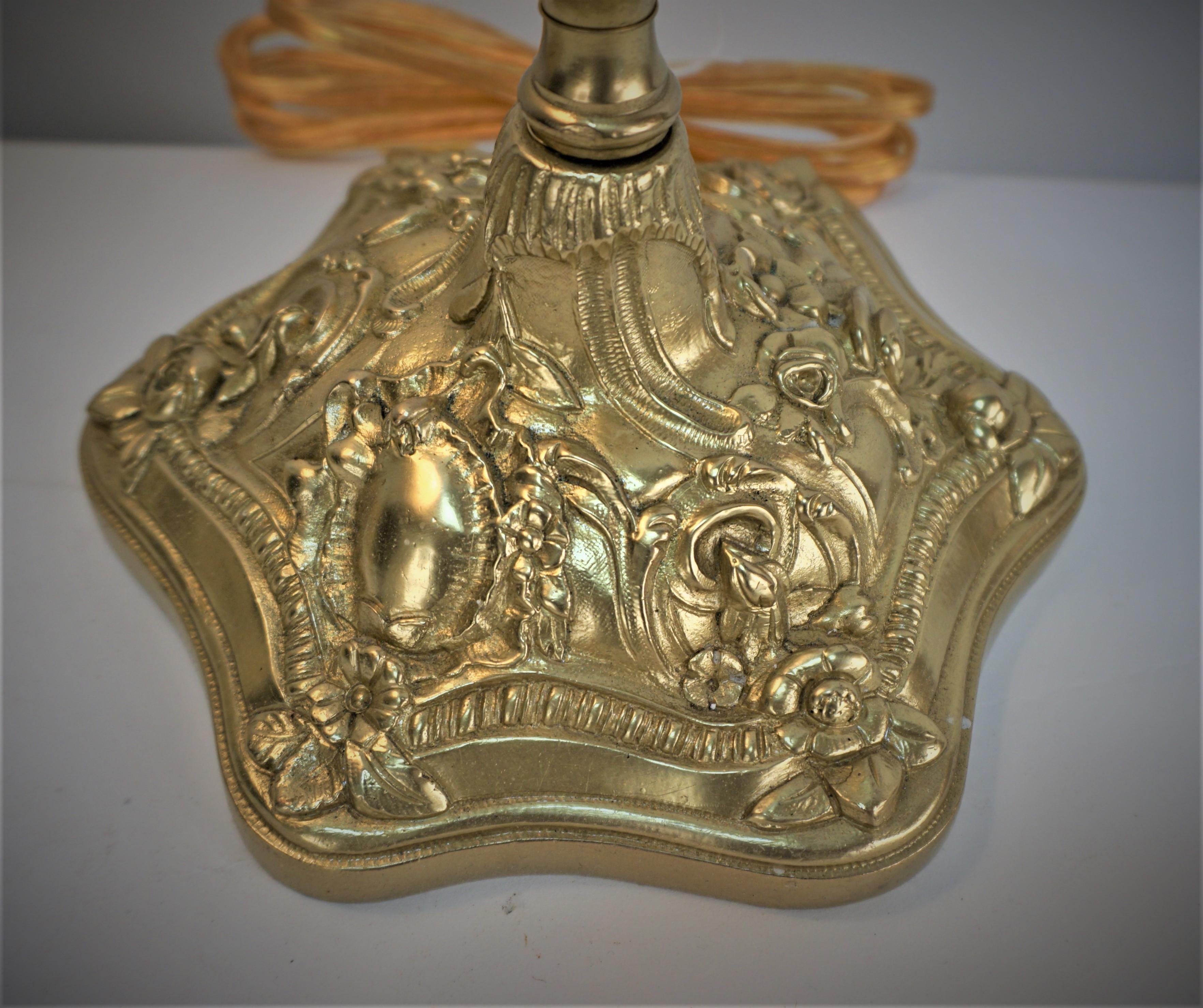 Français Paire de lampes de table à chandelier en bronze du 19e siècle en vente