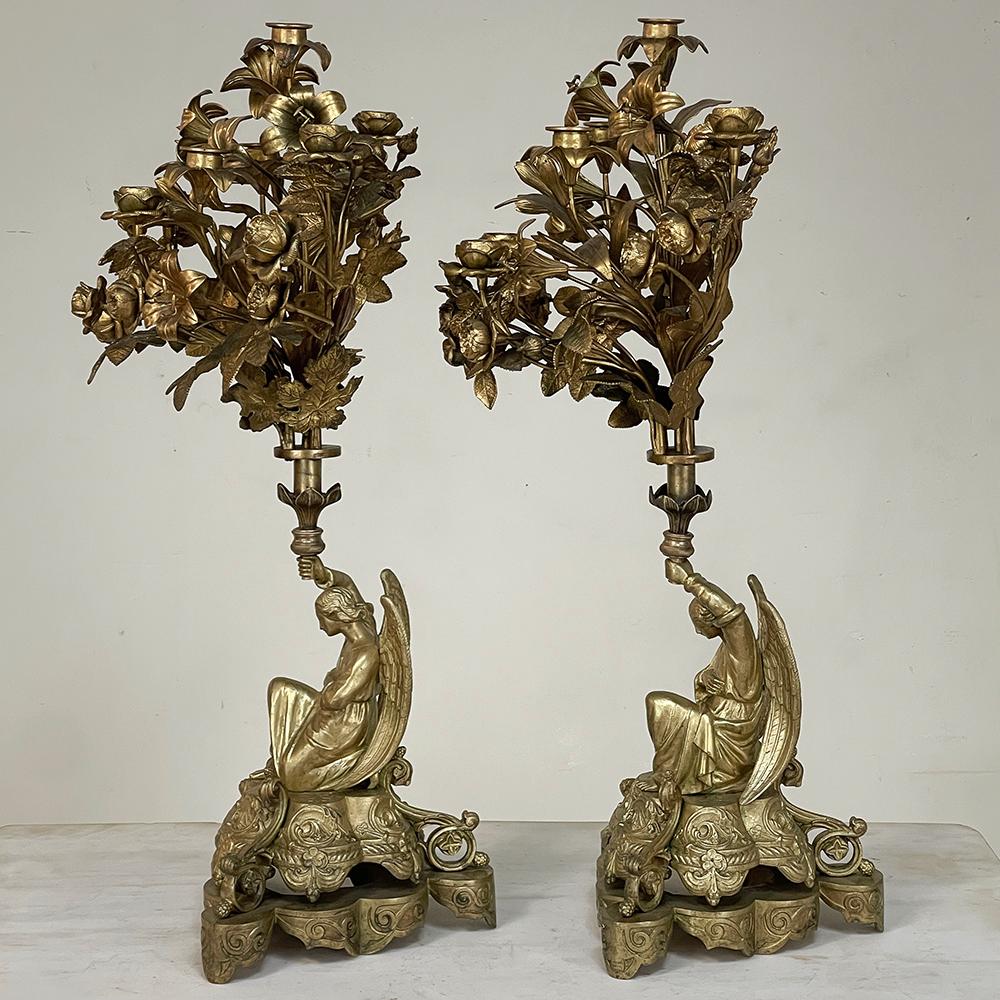 Paire de bougeoirs en bronze du 19ème siècle avec anges, période Napoléon III Bon état - En vente à Dallas, TX