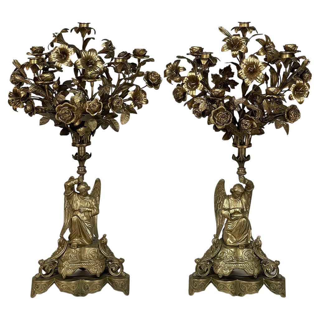 Paire de bougeoirs en bronze du 19ème siècle avec anges, période Napoléon III en vente