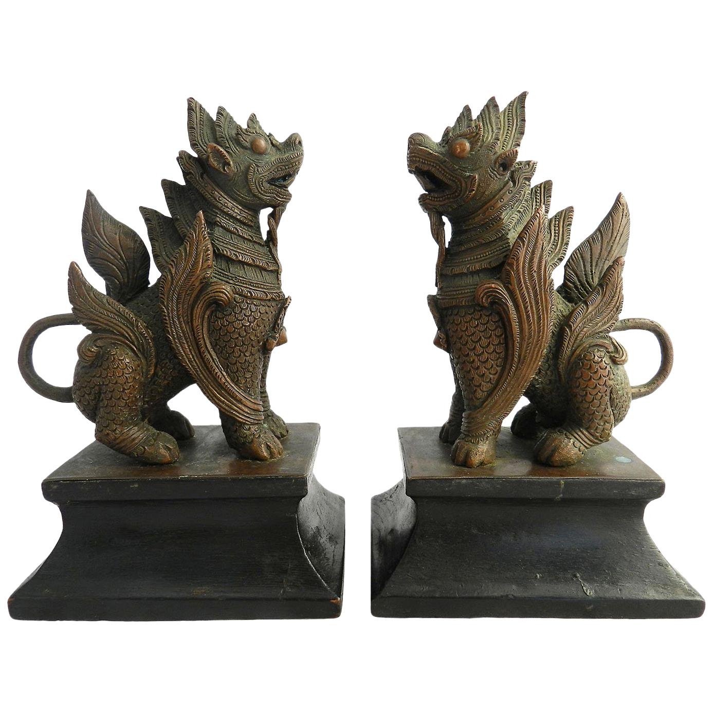 Paire de chiens en bronze du 19ème siècle représentant des gardiens de temple Foo Thai