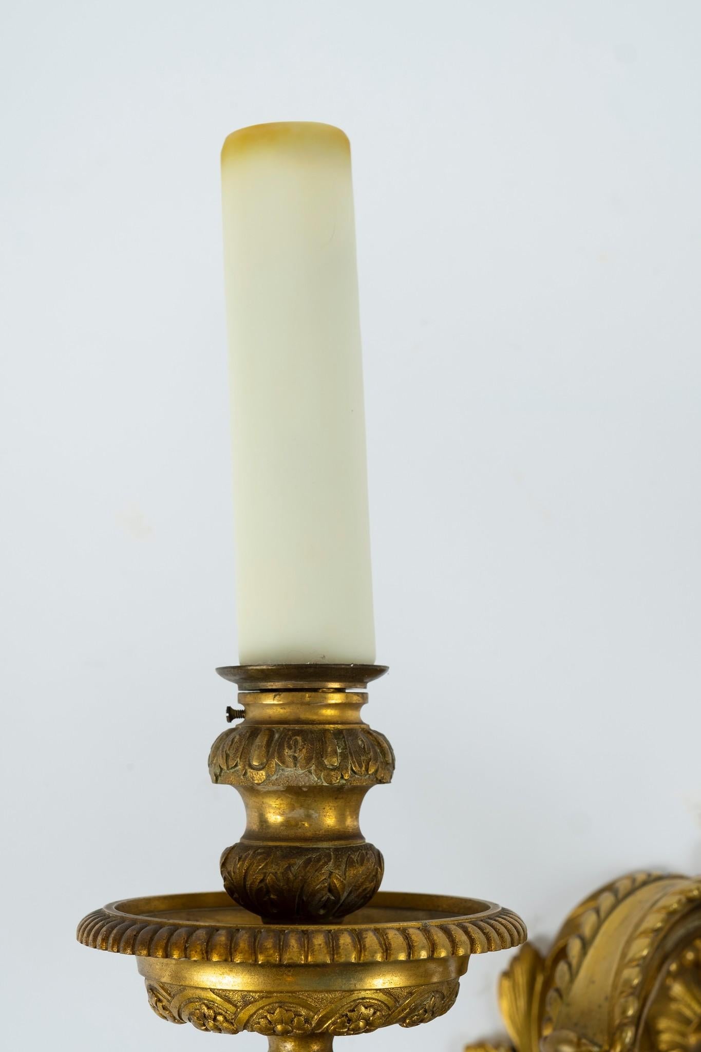Paire d'appliques à trois bras en bronze doré du 19ème siècle en vente 4
