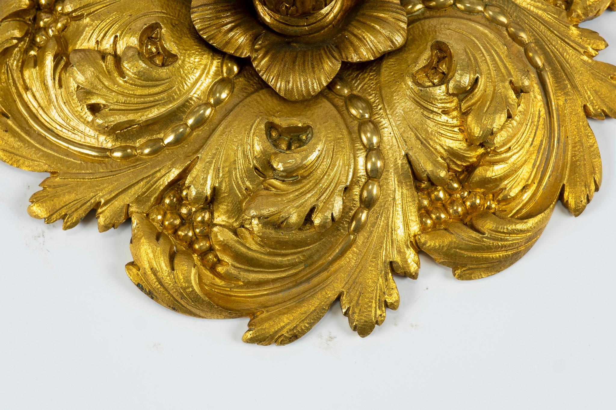 Paire d'appliques à trois bras en bronze doré du 19ème siècle en vente 2