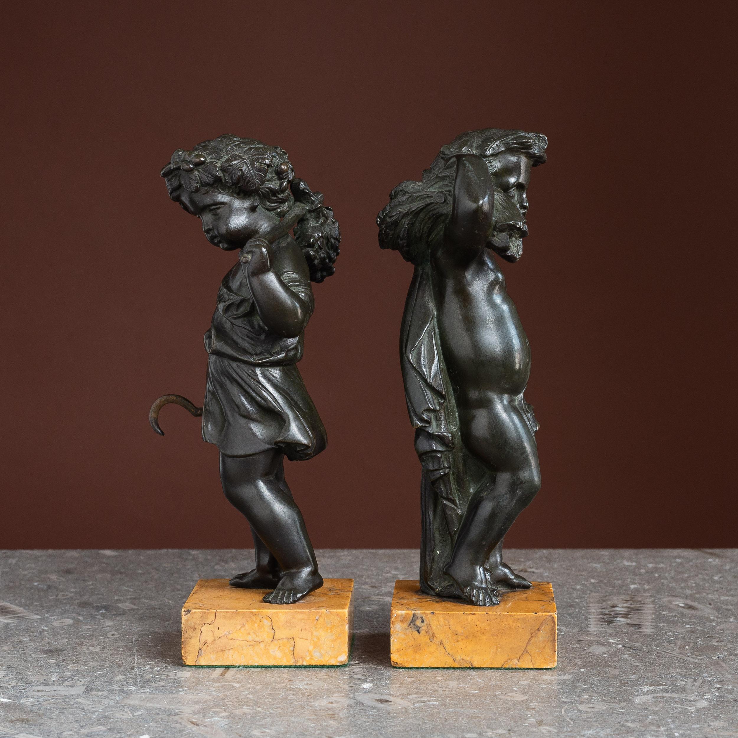 Coppia di figure in bronzo del XIX secolo raffiguranti il raccolto e l'abbondanza, francesi, su basi in marmo di Siena.

 Base 6,7 cm x 6,7 cm