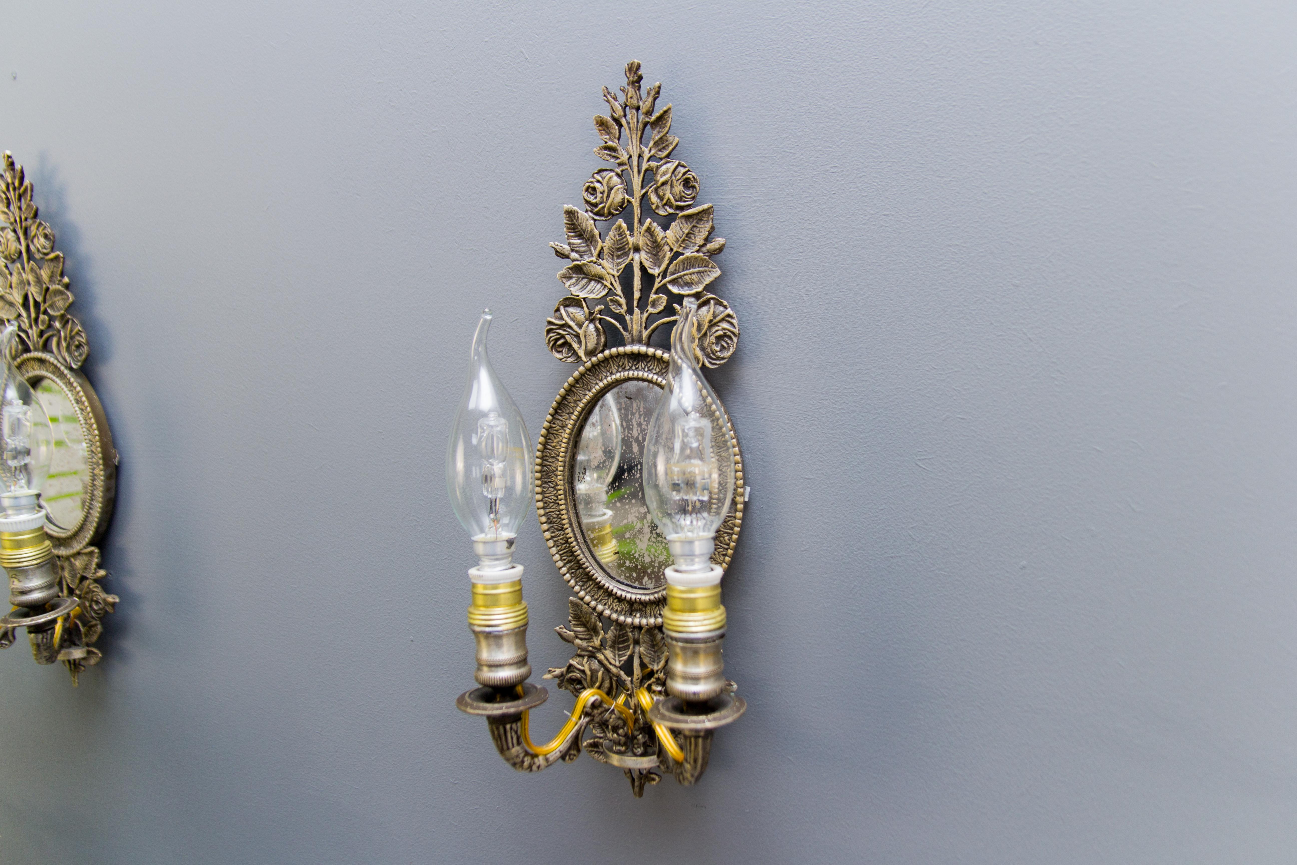 Pair of 19th Century Bronze Floral Mirrored Wall Sconces In Good Condition For Sale In Barntrup, DE