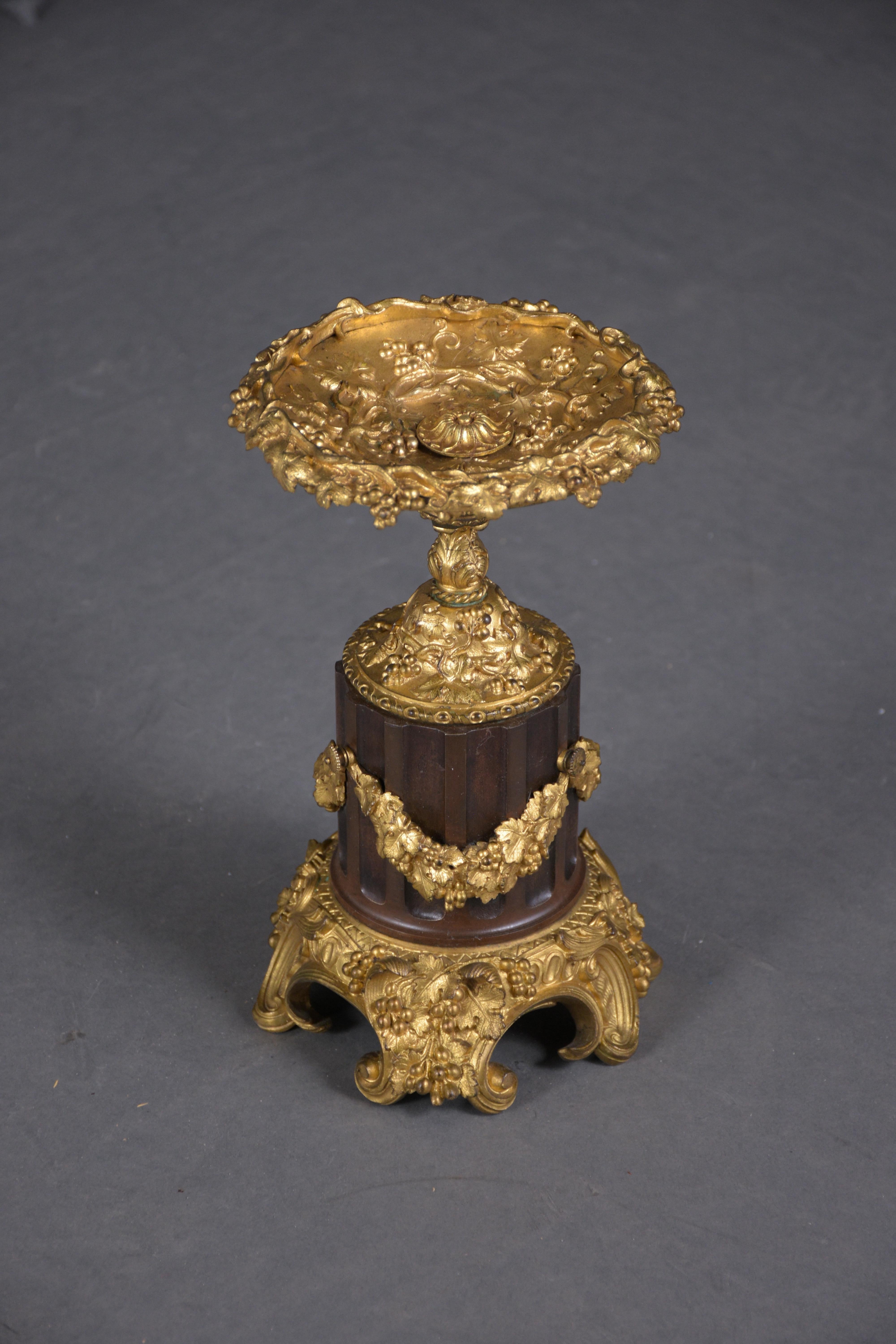 Elegant 19th-Century French Bronzed Urns with Gold Ormolu Details In Good Condition In Los Angeles, CA