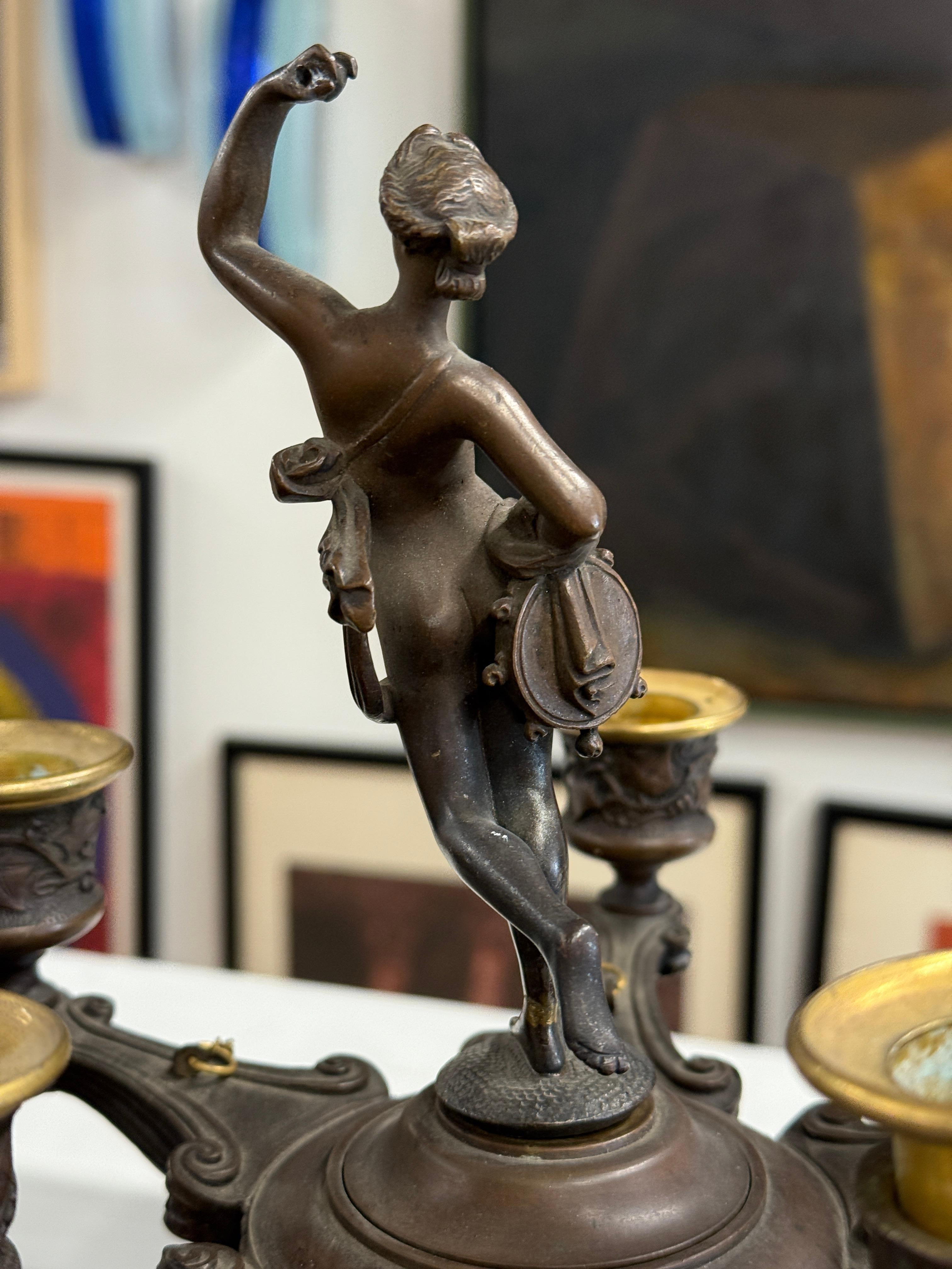 Coppia di candelabri neoclassici francesi in bronzo del XIX secolo in vendita 6