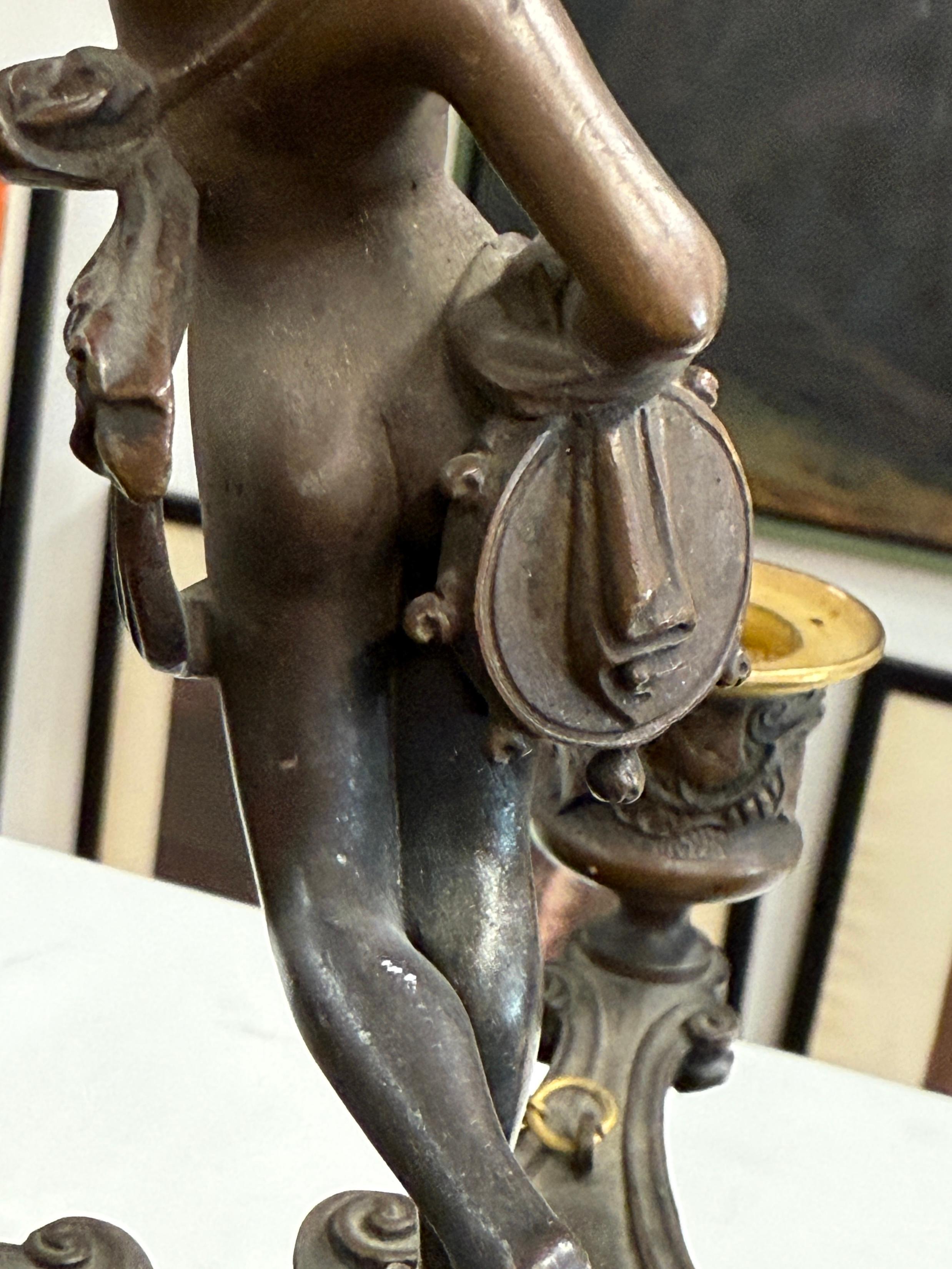 Coppia di candelabri neoclassici francesi in bronzo del XIX secolo in vendita 7