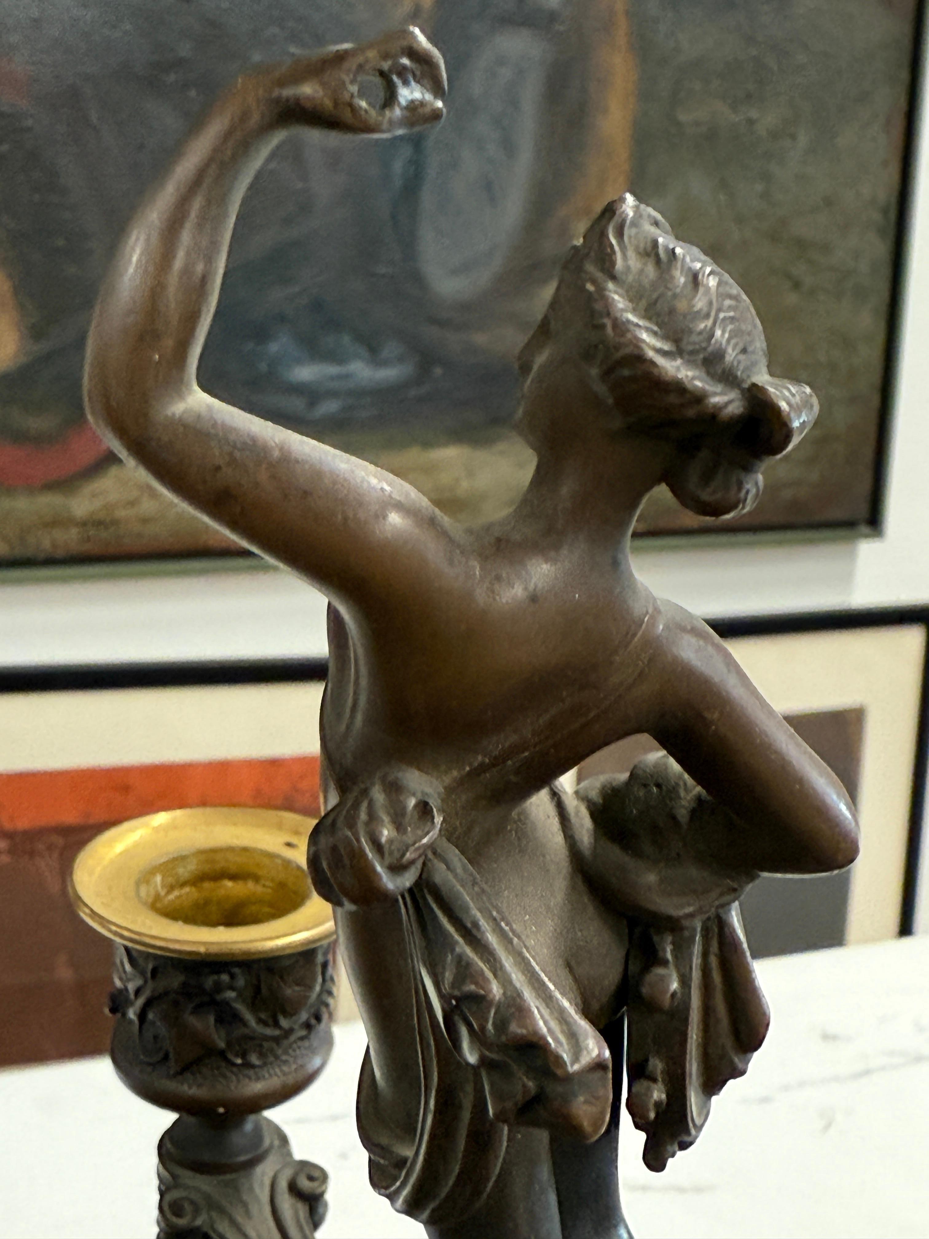 Coppia di candelabri neoclassici francesi in bronzo del XIX secolo in vendita 8