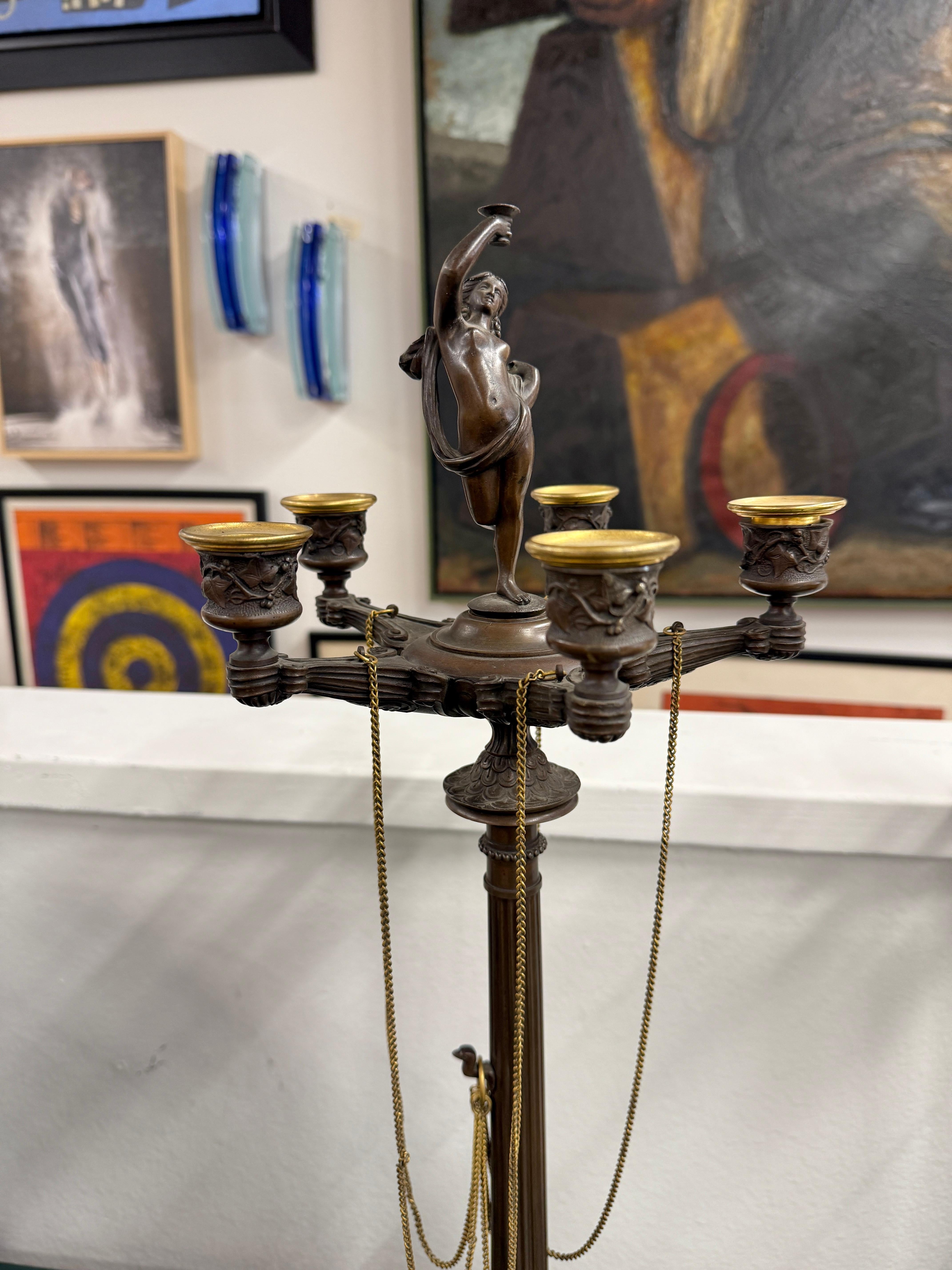 Fatto a mano Coppia di candelabri neoclassici francesi in bronzo del XIX secolo in vendita