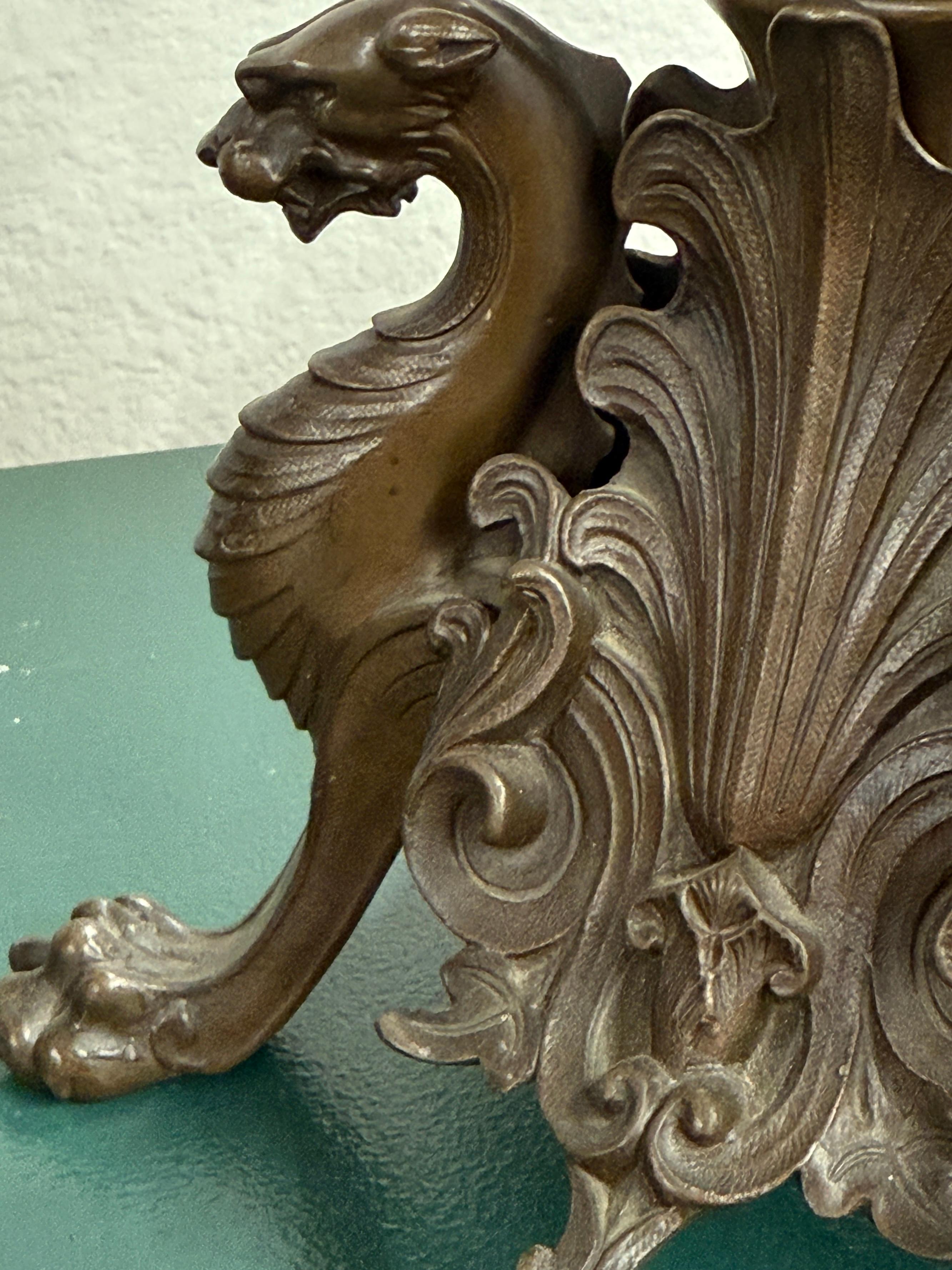 Coppia di candelabri neoclassici francesi in bronzo del XIX secolo in vendita 2