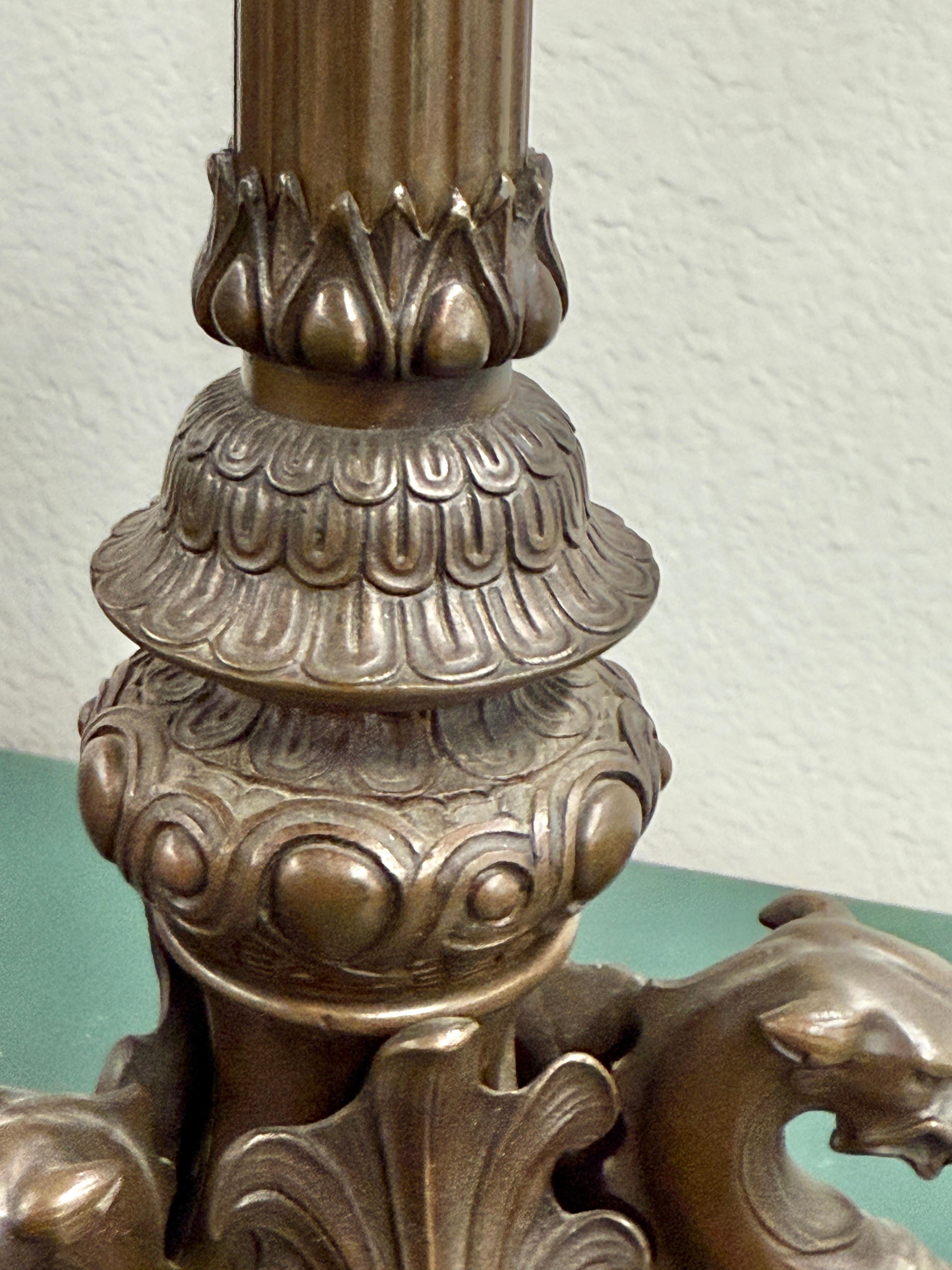 Coppia di candelabri neoclassici francesi in bronzo del XIX secolo in vendita 3