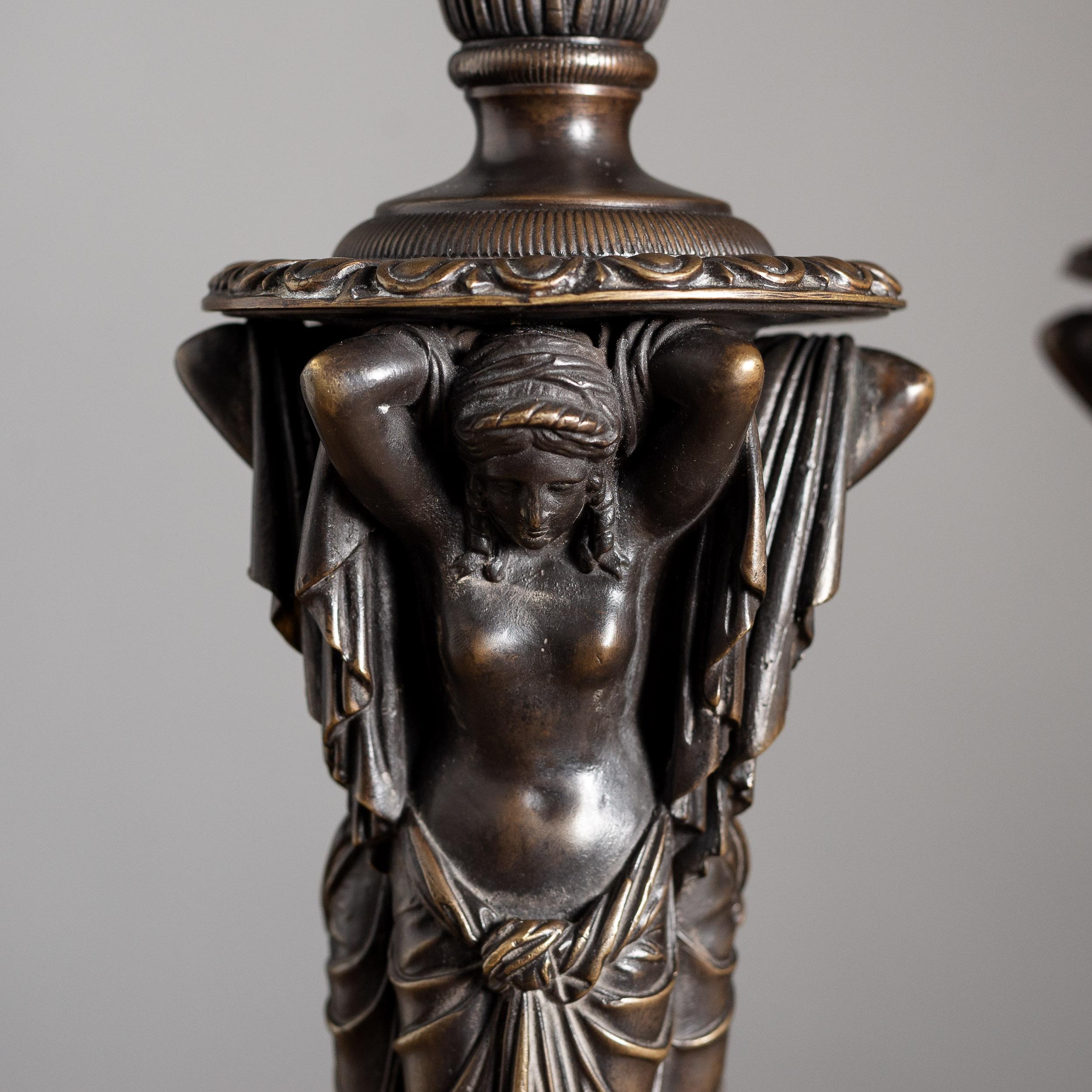 Coppia di lampade da tavolo in bronzo del XIX secolo, francesi, probabilmente raffiguranti le Tre Grazie - Eufrosine, Aglaia e Thalia.  Ricablato e sottoposto a PAT test secondo le specifiche del Regno Unito.

