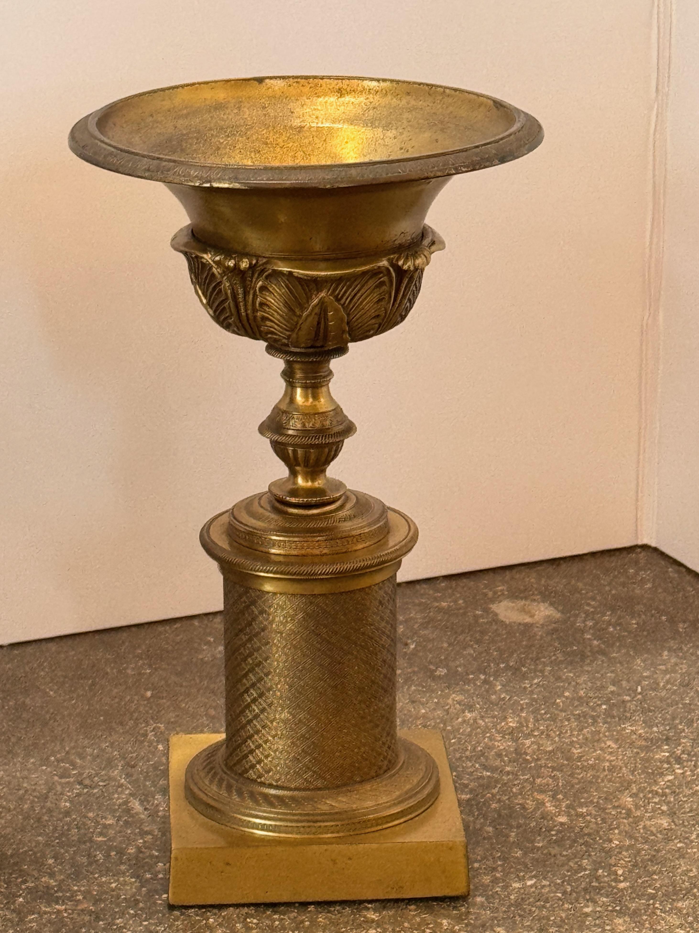 Francese Coppia di urne in bronzo del XIX secolo in vendita