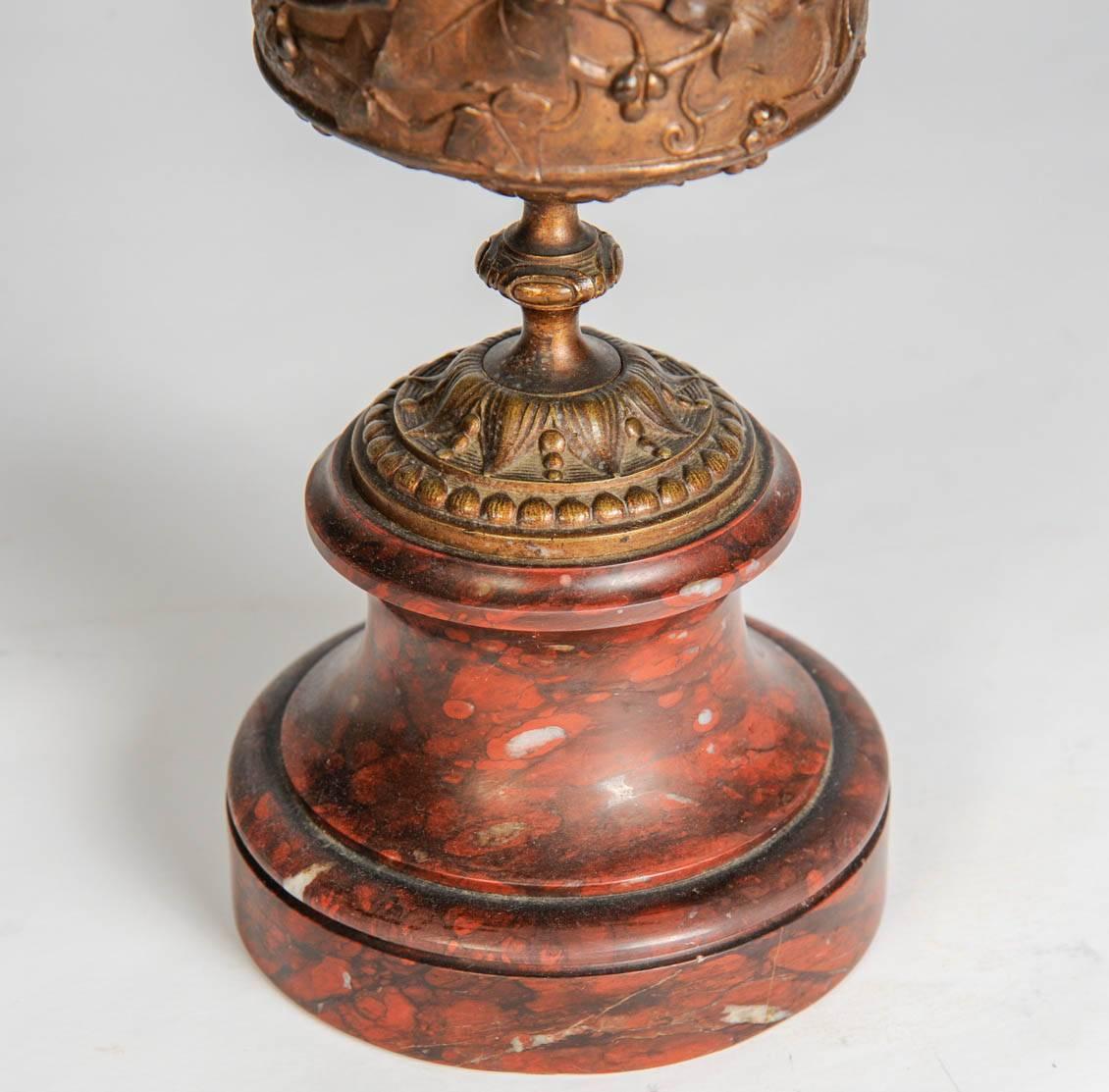 Pair of 19th Century Bronze Urns In Good Condition For Sale In New York, NY