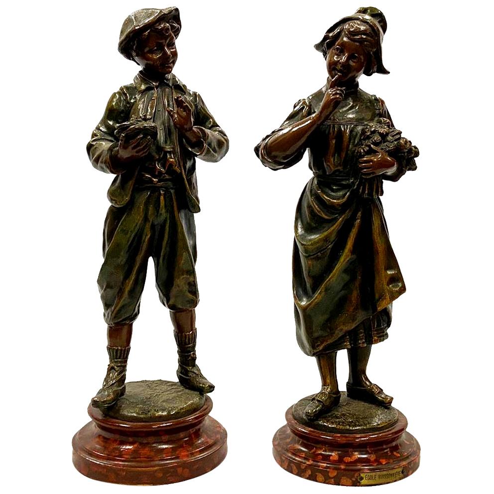Paire de statues en bronze du 19ème siècle représentant des amants hollandais