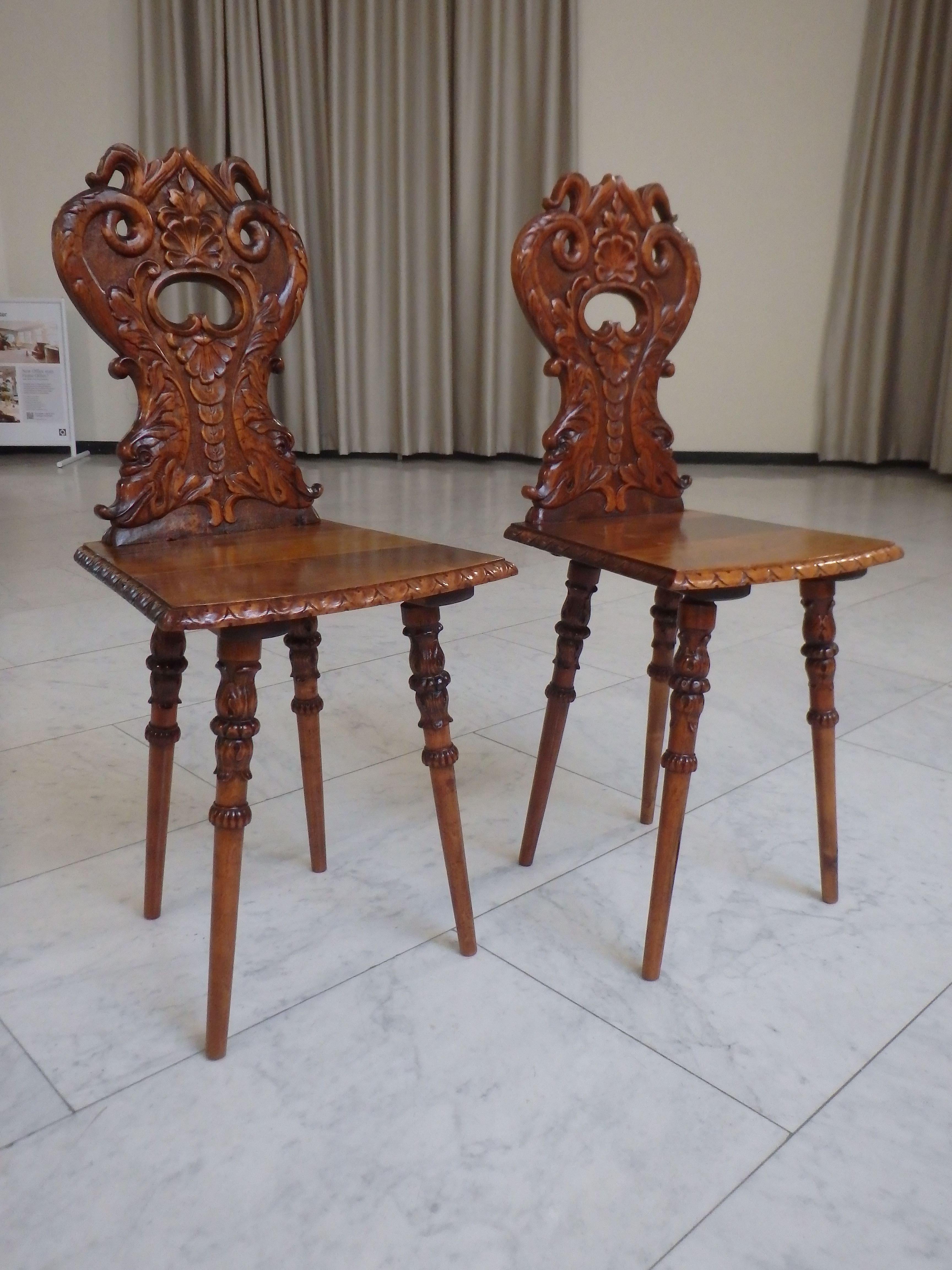 Paire de chaises en bois brutaliste du 19e siècle, sculptées de créatures fabuleuses en vente 3