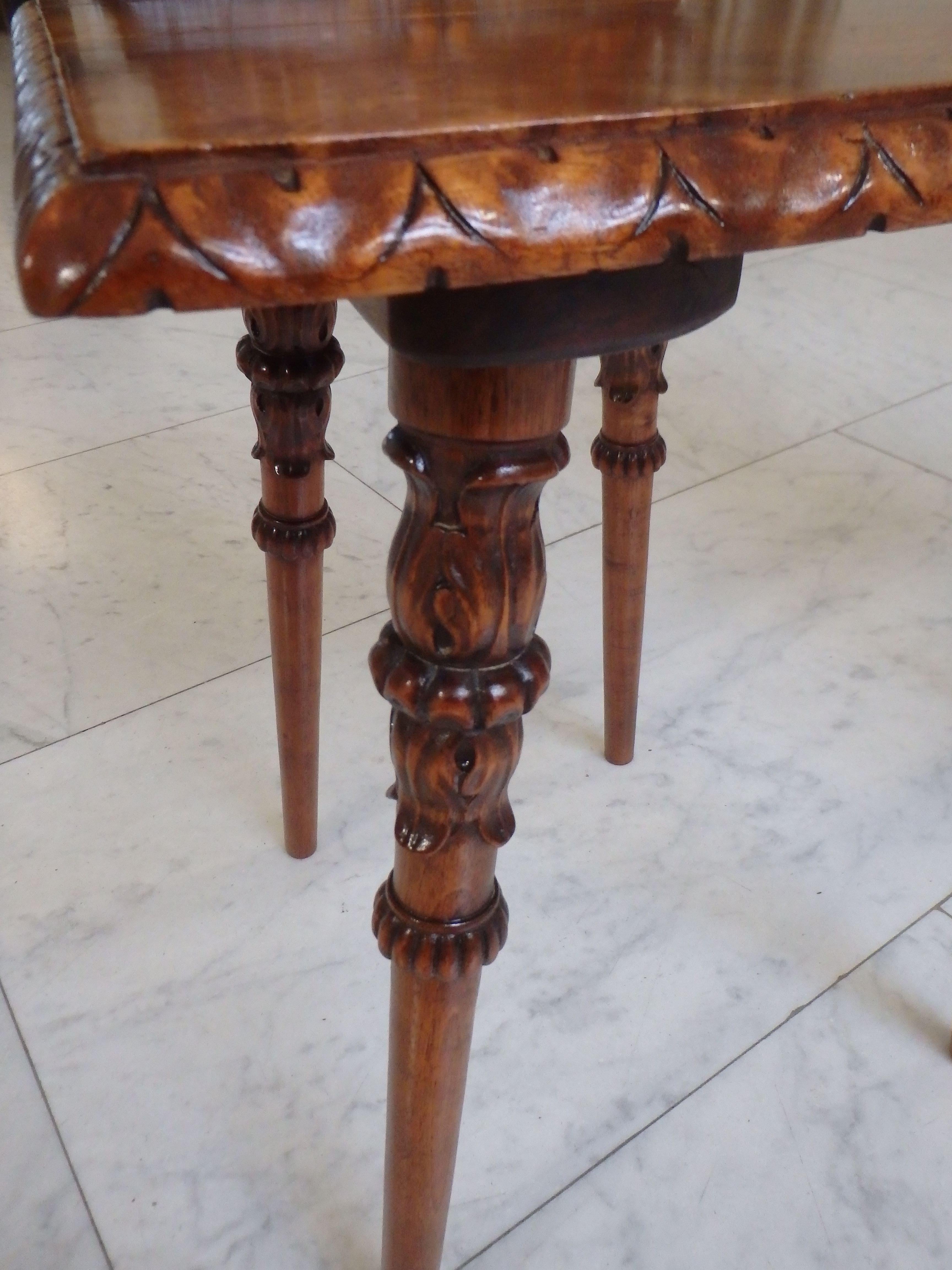 Paire de chaises en bois brutaliste du 19e siècle, sculptées de créatures fabuleuses en vente 4