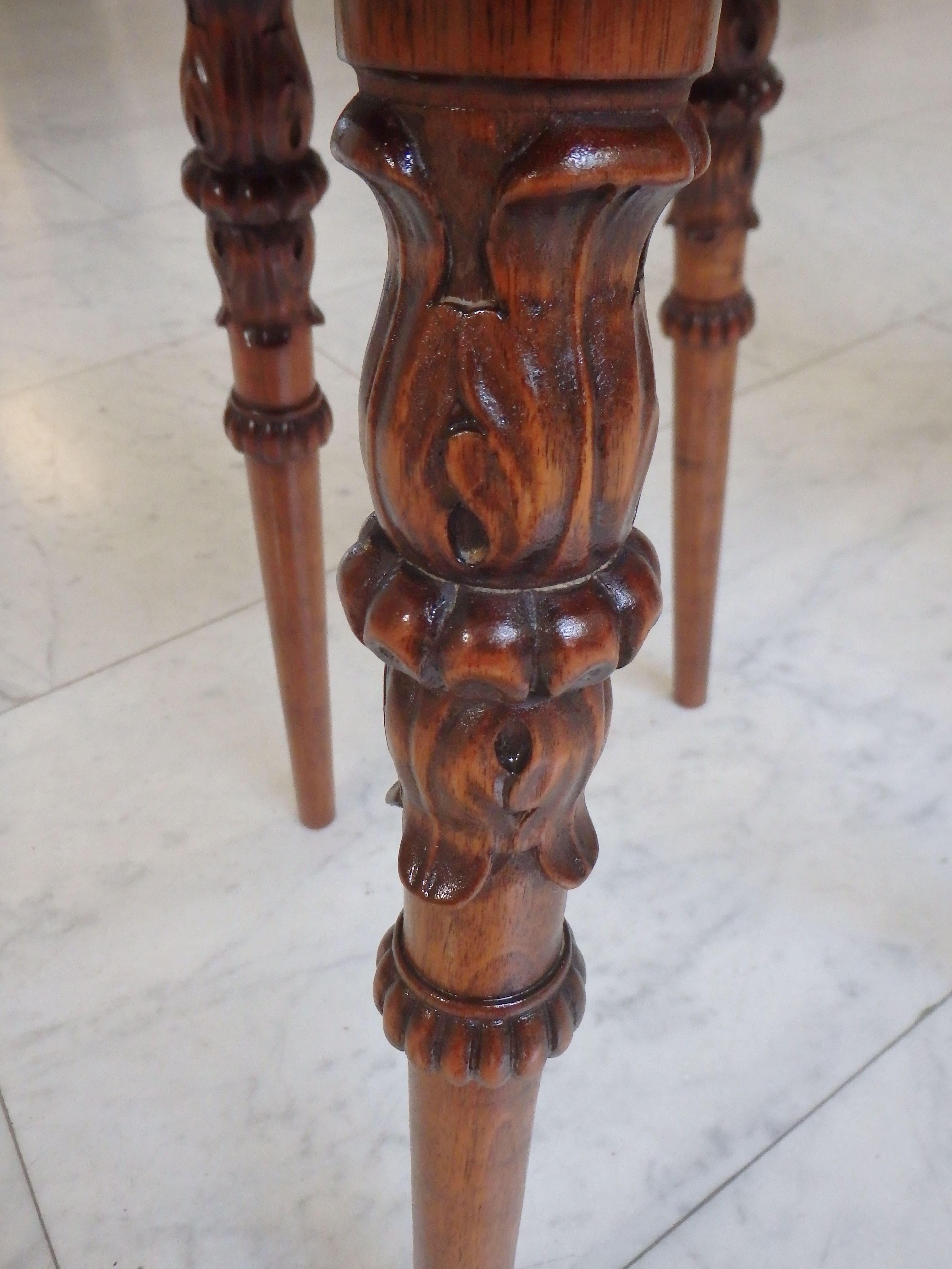 Paire de chaises en bois brutaliste du 19e siècle, sculptées de créatures fabuleuses en vente 5