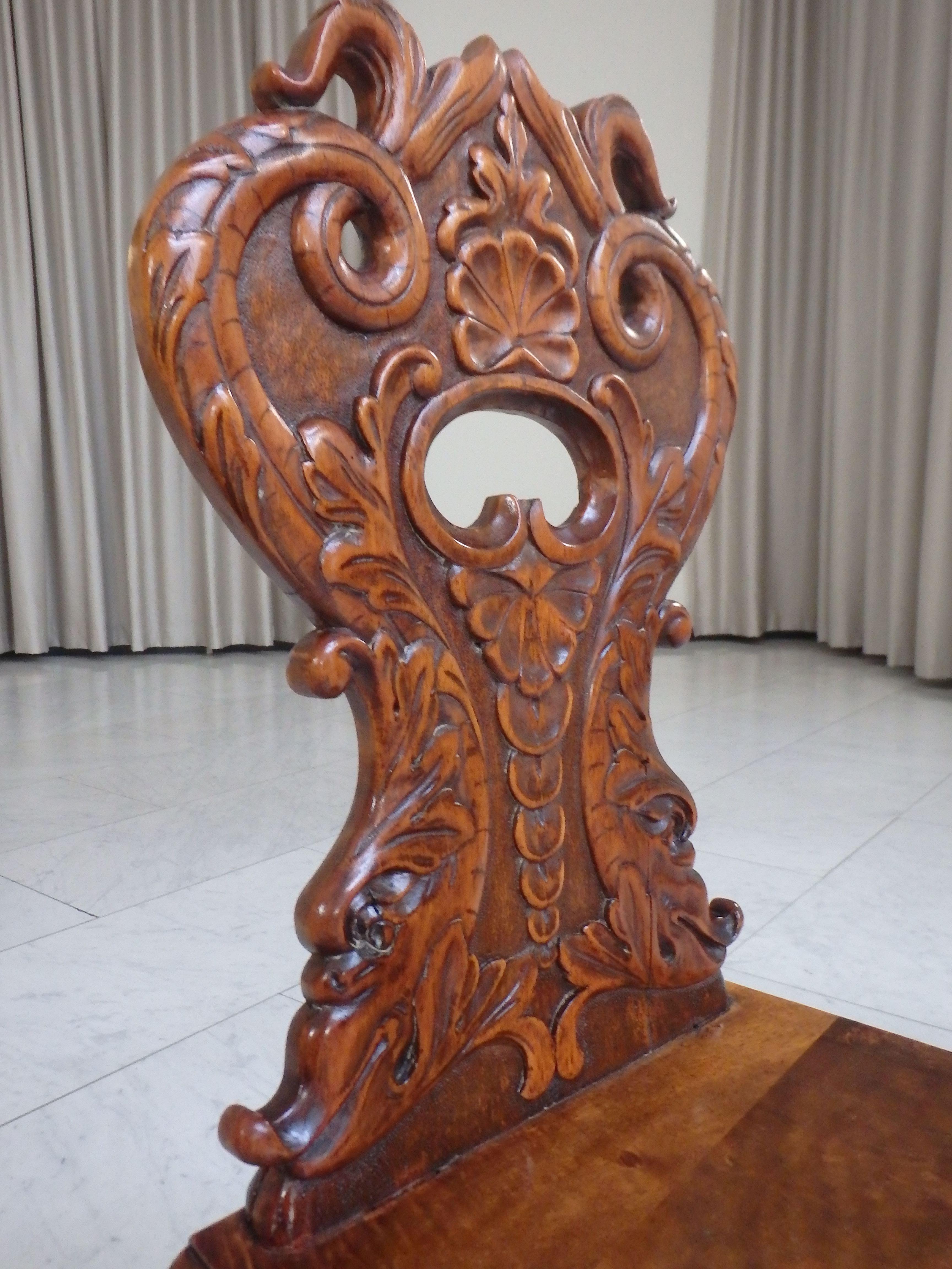 Paire de chaises en bois brutaliste du 19e siècle, sculptées de créatures fabuleuses en vente 6