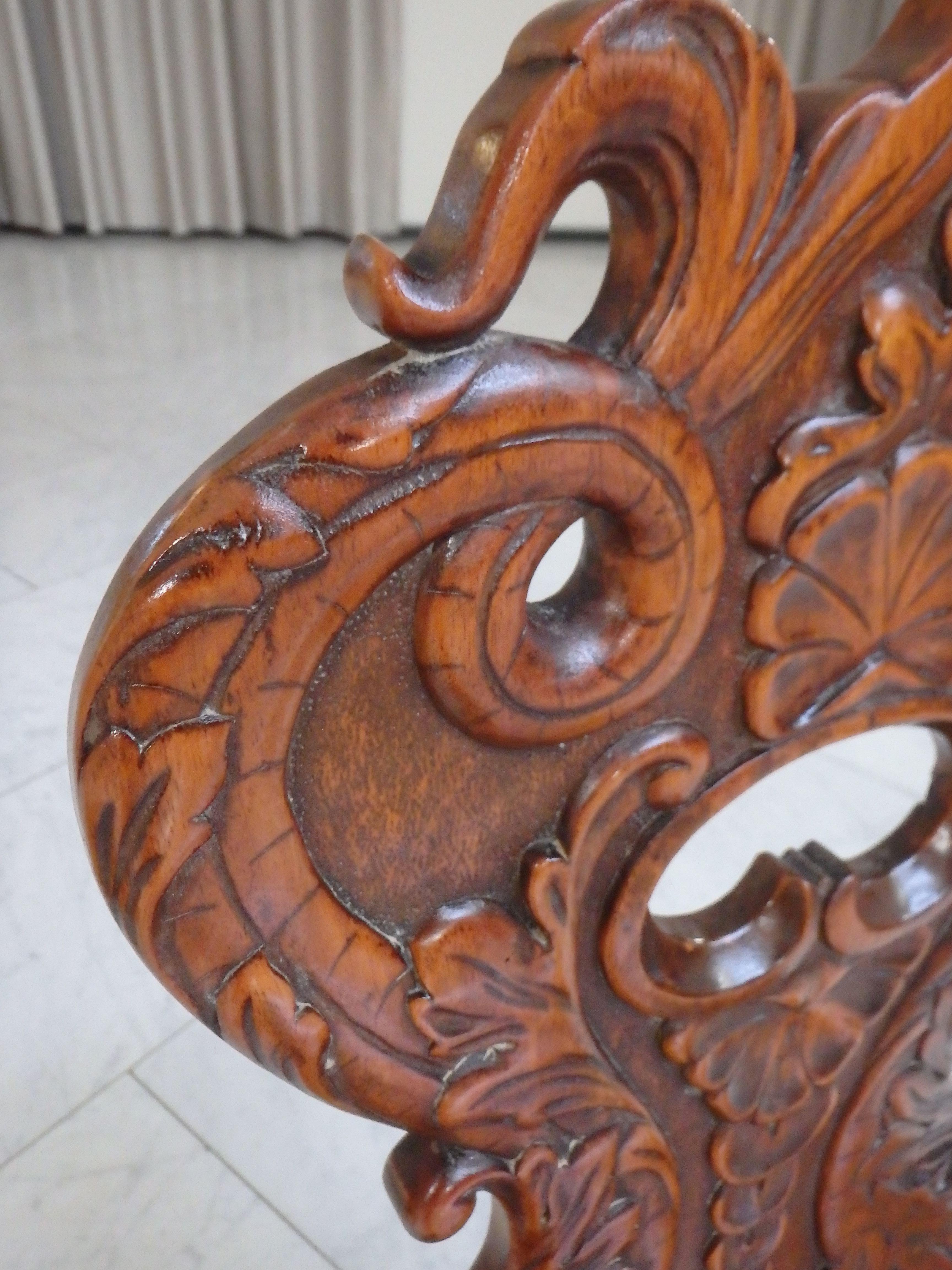 Paire de chaises en bois brutaliste du 19e siècle, sculptées de créatures fabuleuses en vente 8