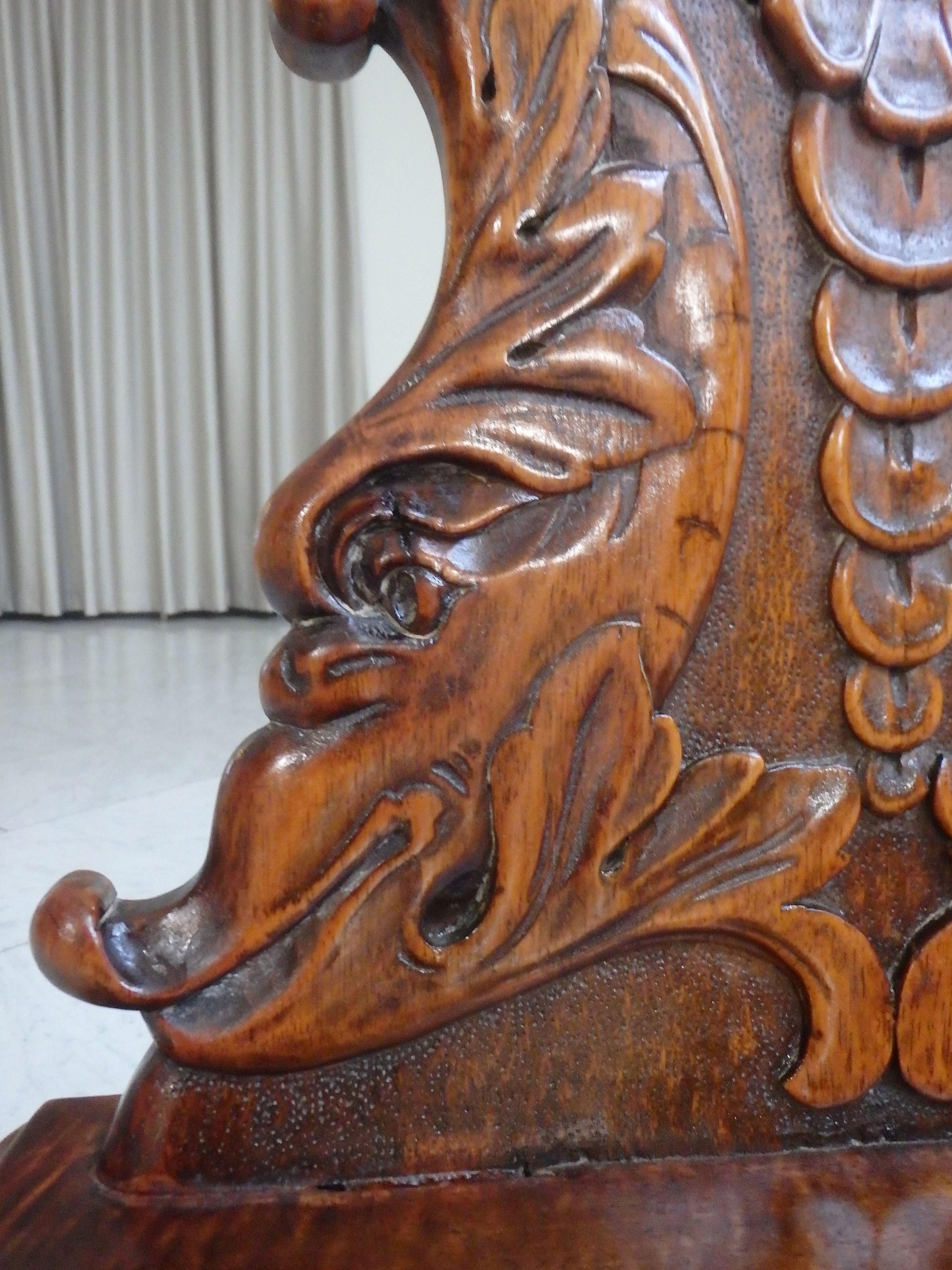 Paire de chaises en bois sculpté brutaliste du 19ème siècle avec de fabuleuses créatures aux pieds très élégants.
finition allover avec du shellack.
