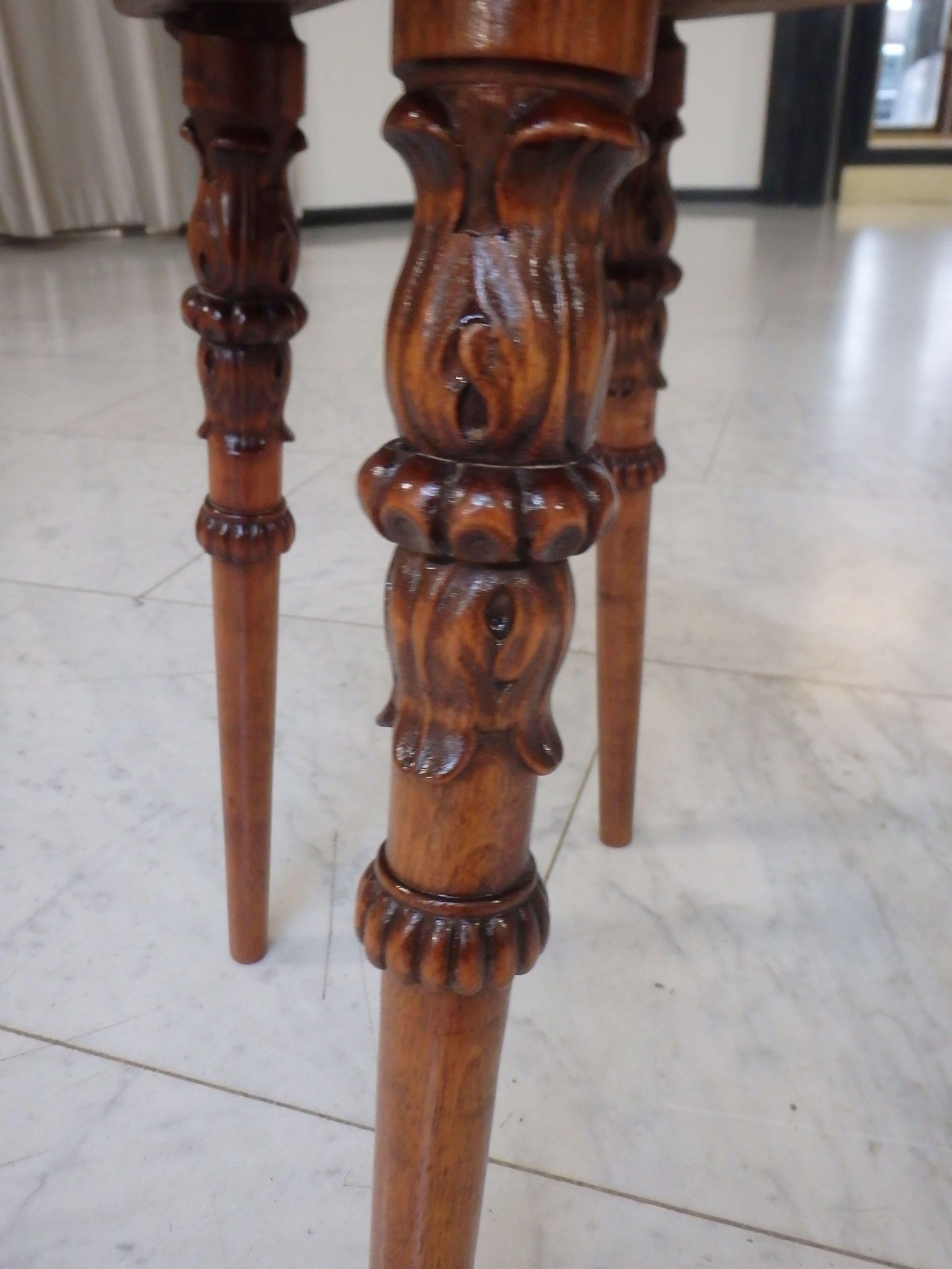 Sculpté à la main Paire de chaises en bois brutaliste du 19e siècle, sculptées de créatures fabuleuses en vente