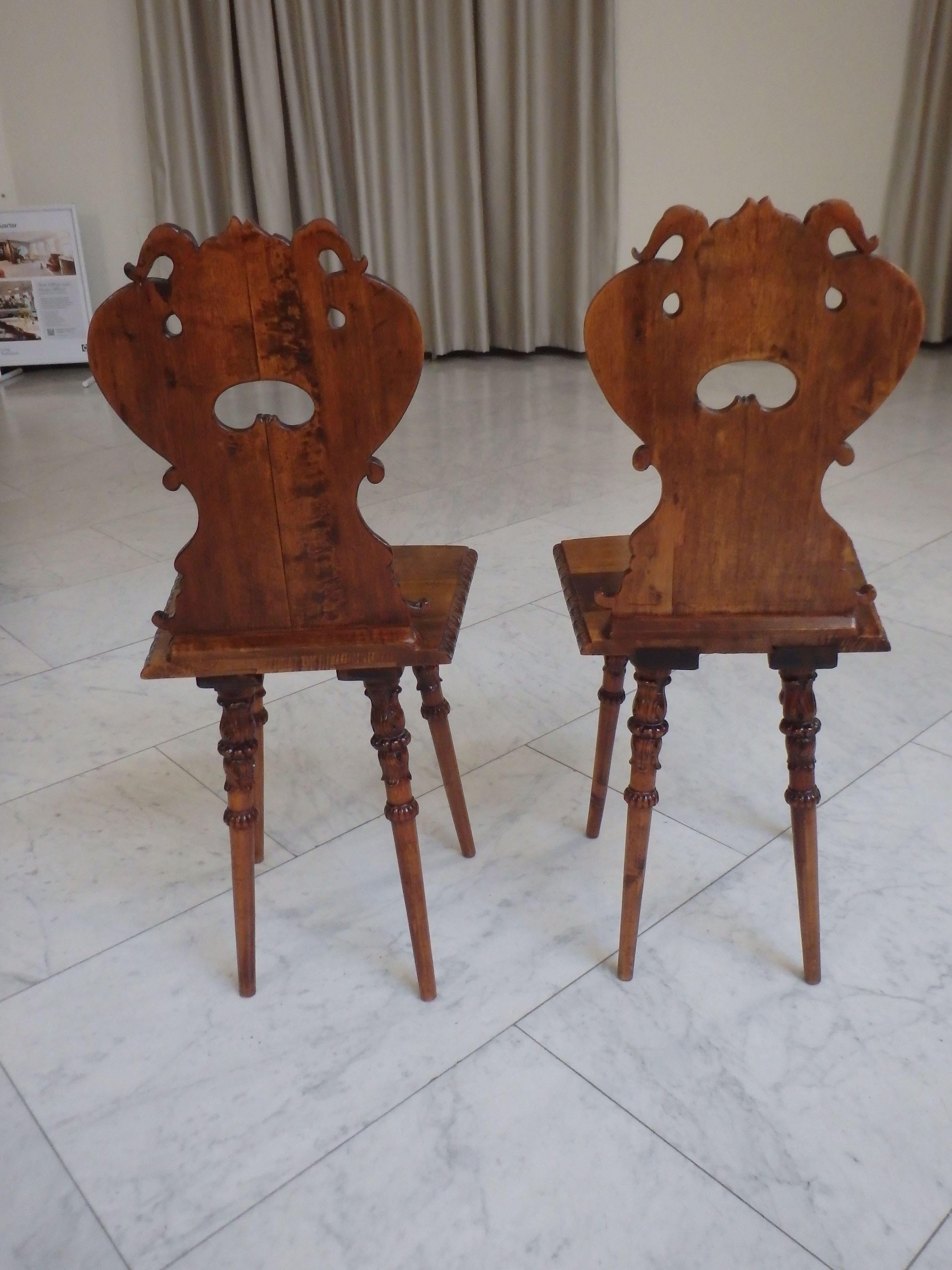 Paire de chaises en bois brutaliste du 19e siècle, sculptées de créatures fabuleuses Bon état - En vente à Schöfflisdorf, CH