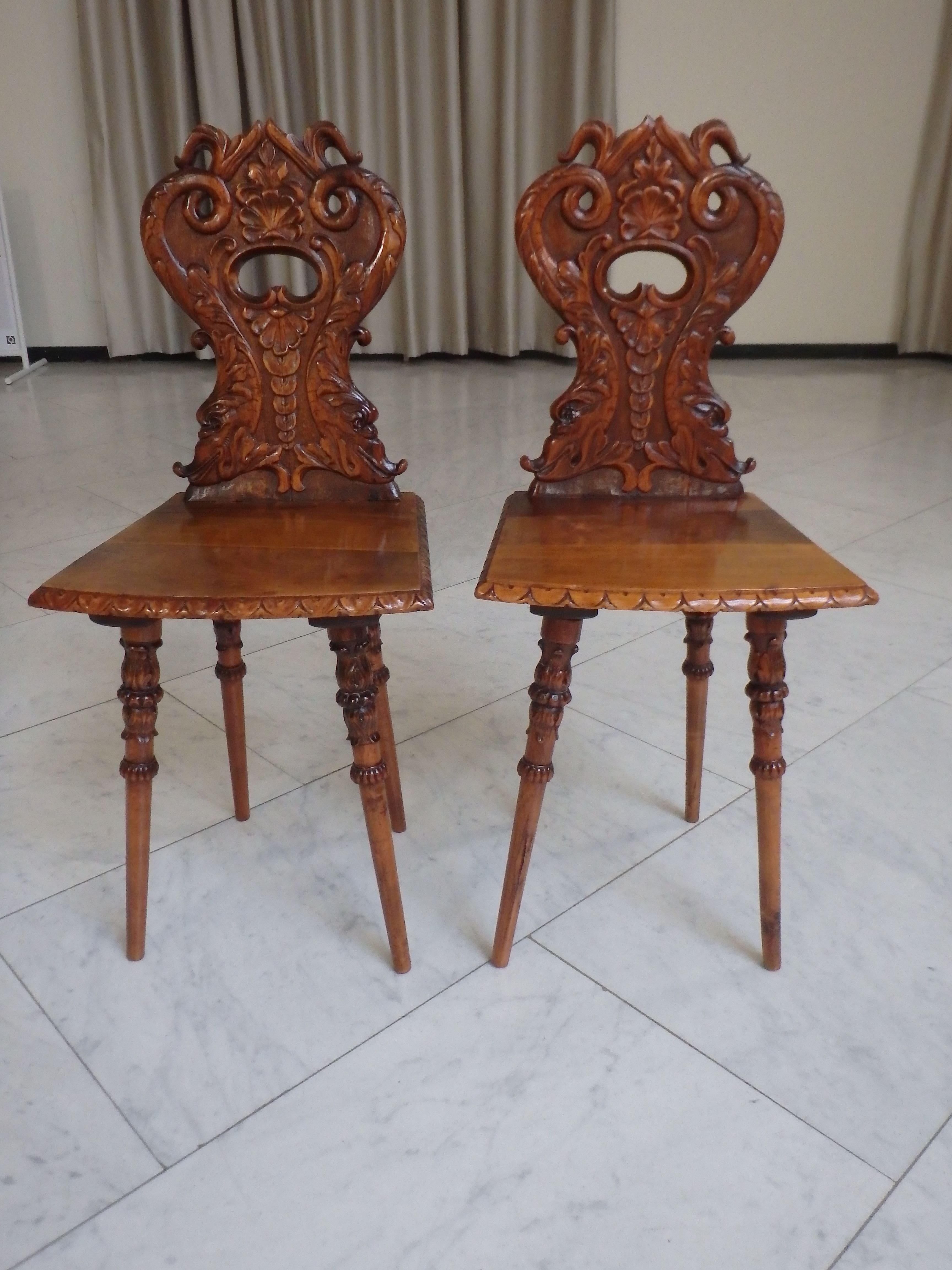 Fin du XIXe siècle Paire de chaises en bois brutaliste du 19e siècle, sculptées de créatures fabuleuses en vente