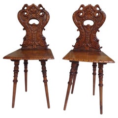 Paire de chaises en bois brutaliste du 19e siècle, sculptées de créatures fabuleuses