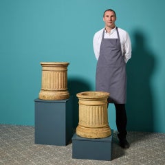 Par de urnas neoclásicas de terracota de color beige del siglo XIX