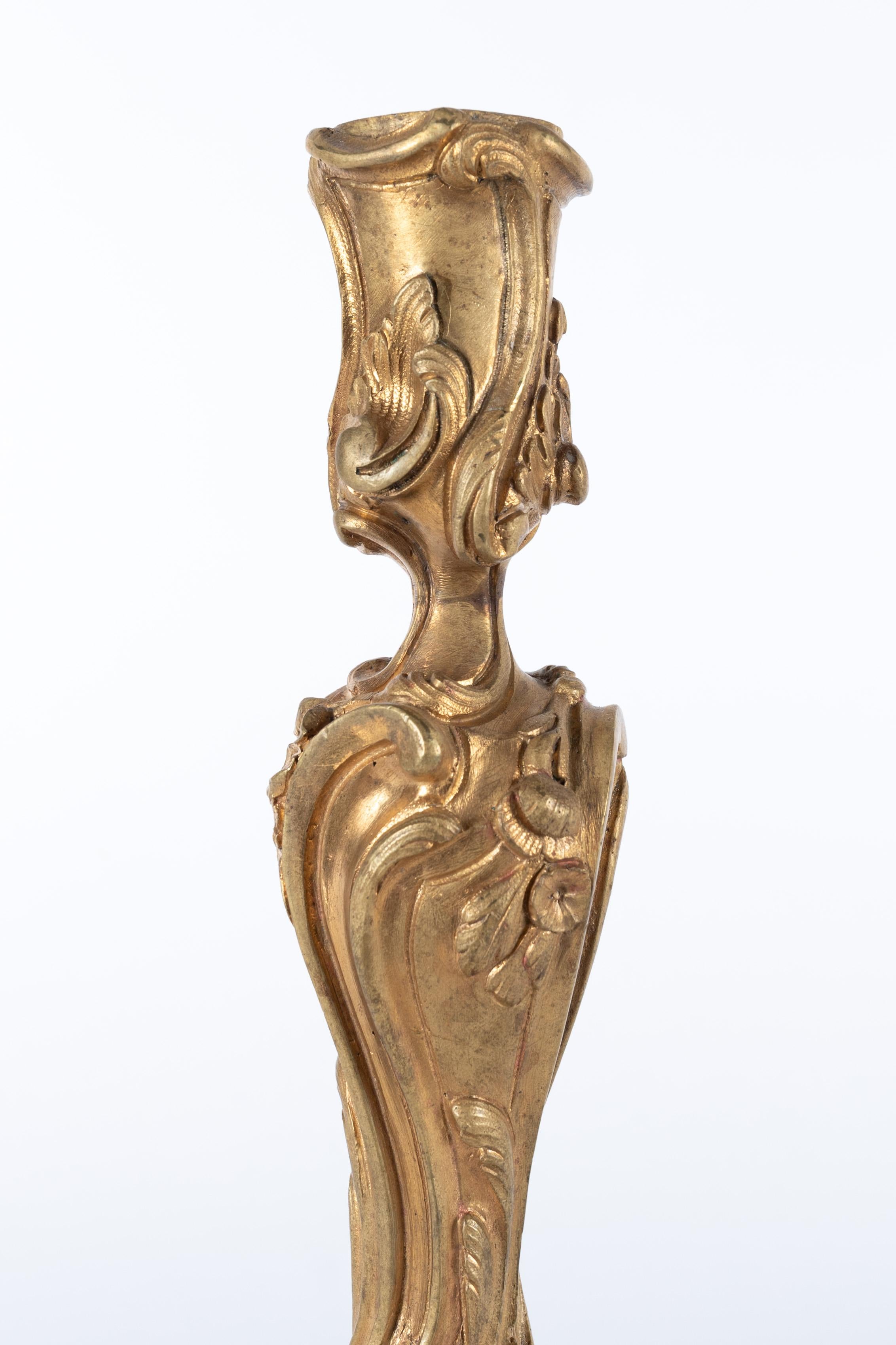 Pareja de candelabros del siglo XIX Napoleón III en bronce dorado en venta 1
